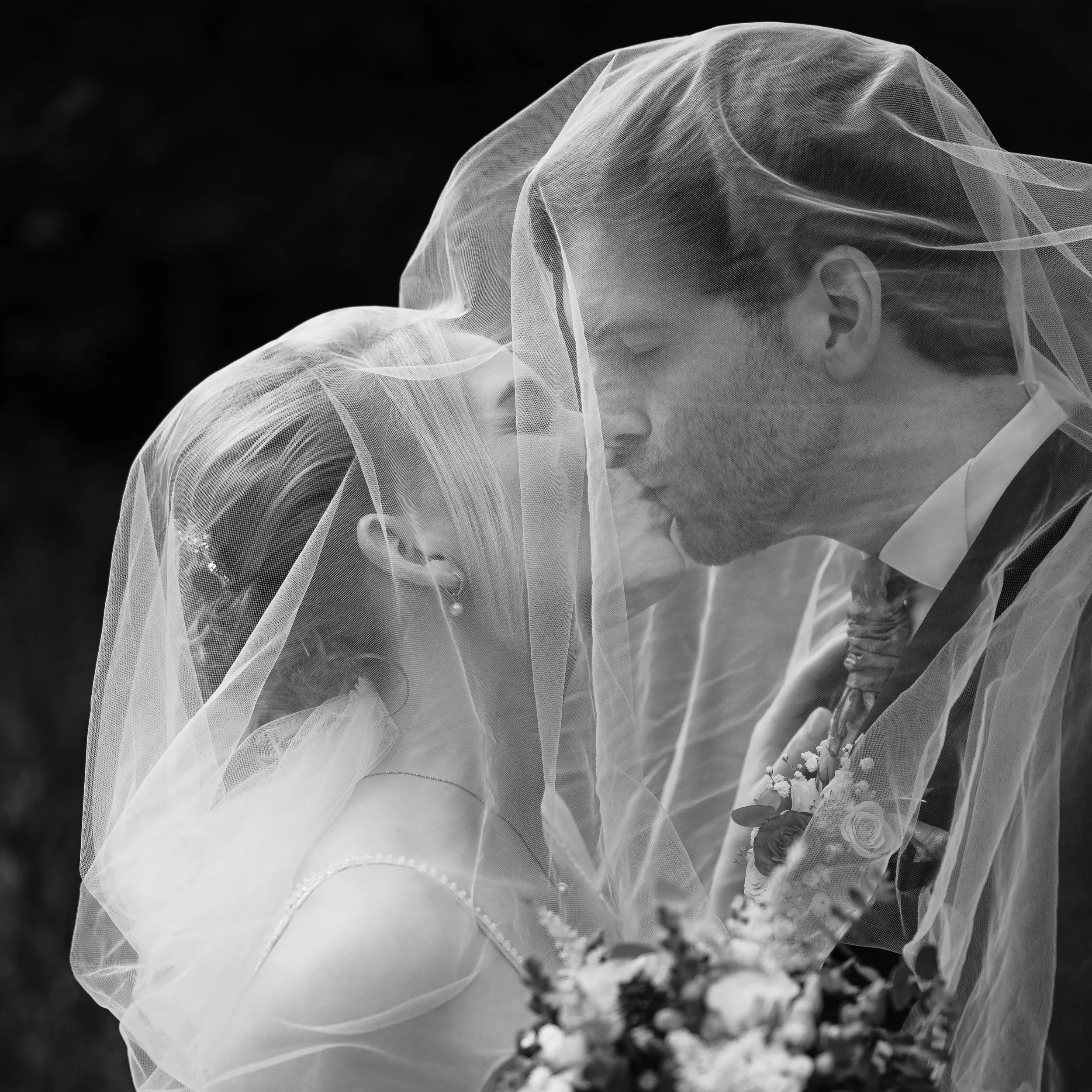 Brautpaarshooting Hochzeitsfotograf Frankfurt. Elegantes Brautpaar Hochzeitsfotos Schwarz Weiß. Schleierfotografie. Veil Photography. Hochzeit Bad Wildungen Schloss Friedrichstein
