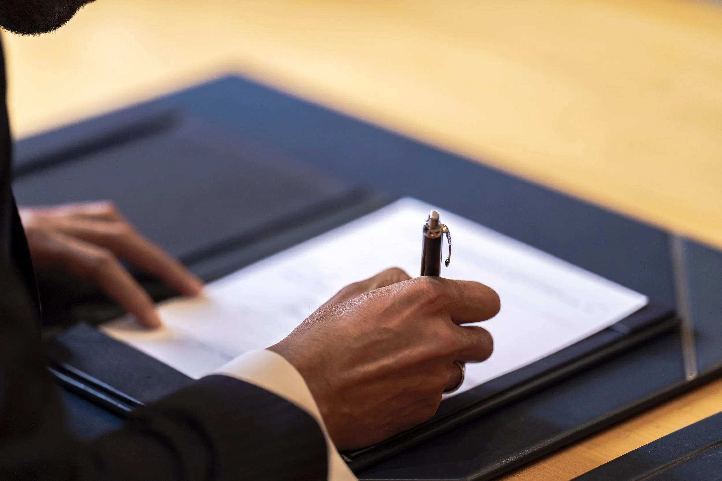 Hochzeitsfotograf Frankfurt am Main. Zeitlose und hochwertige Hochzeitsreportagen in Frankfurt und Hessen.