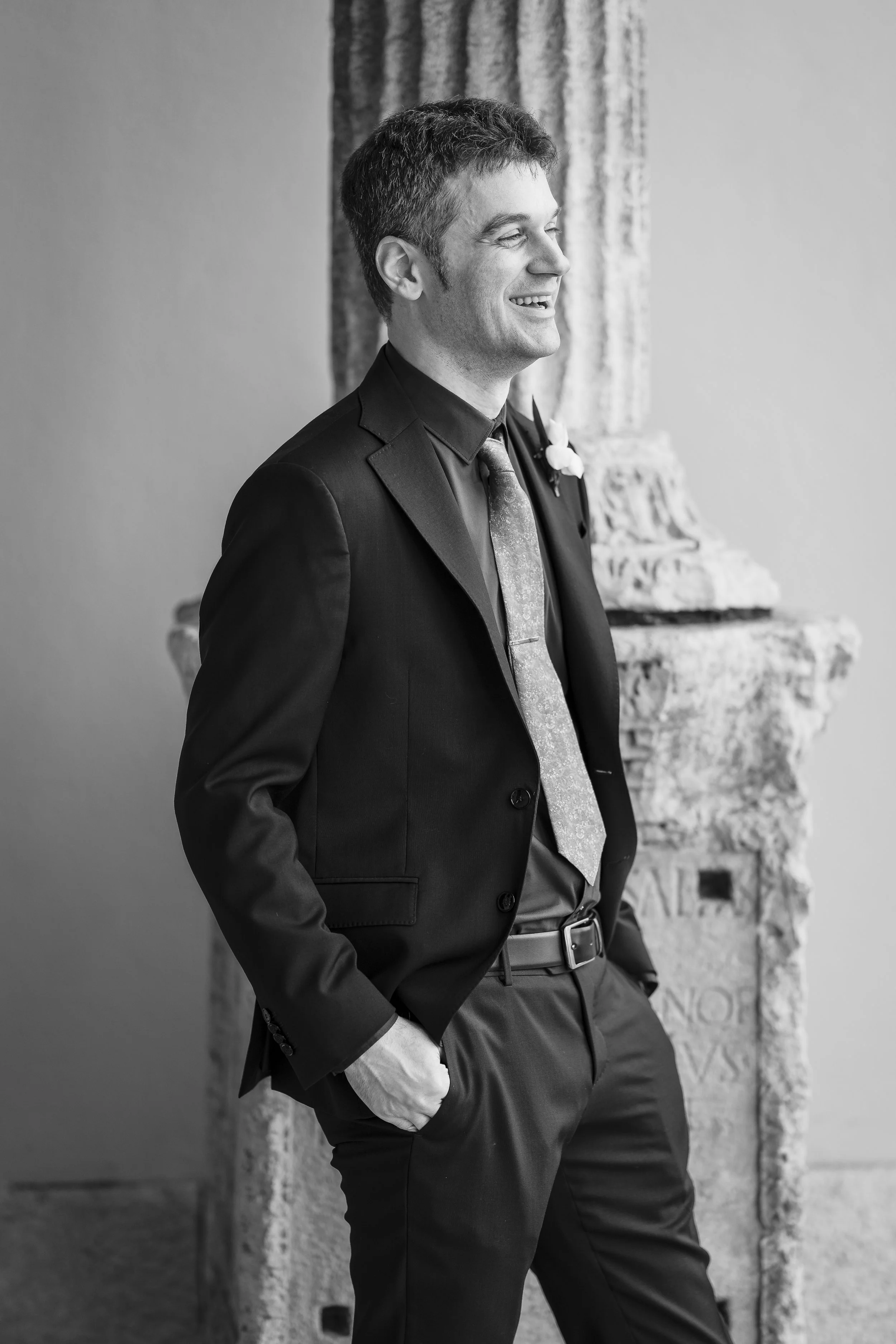 Elegantes Porträt des Bräutigams während der Hochzeitsreportage in Venedig.