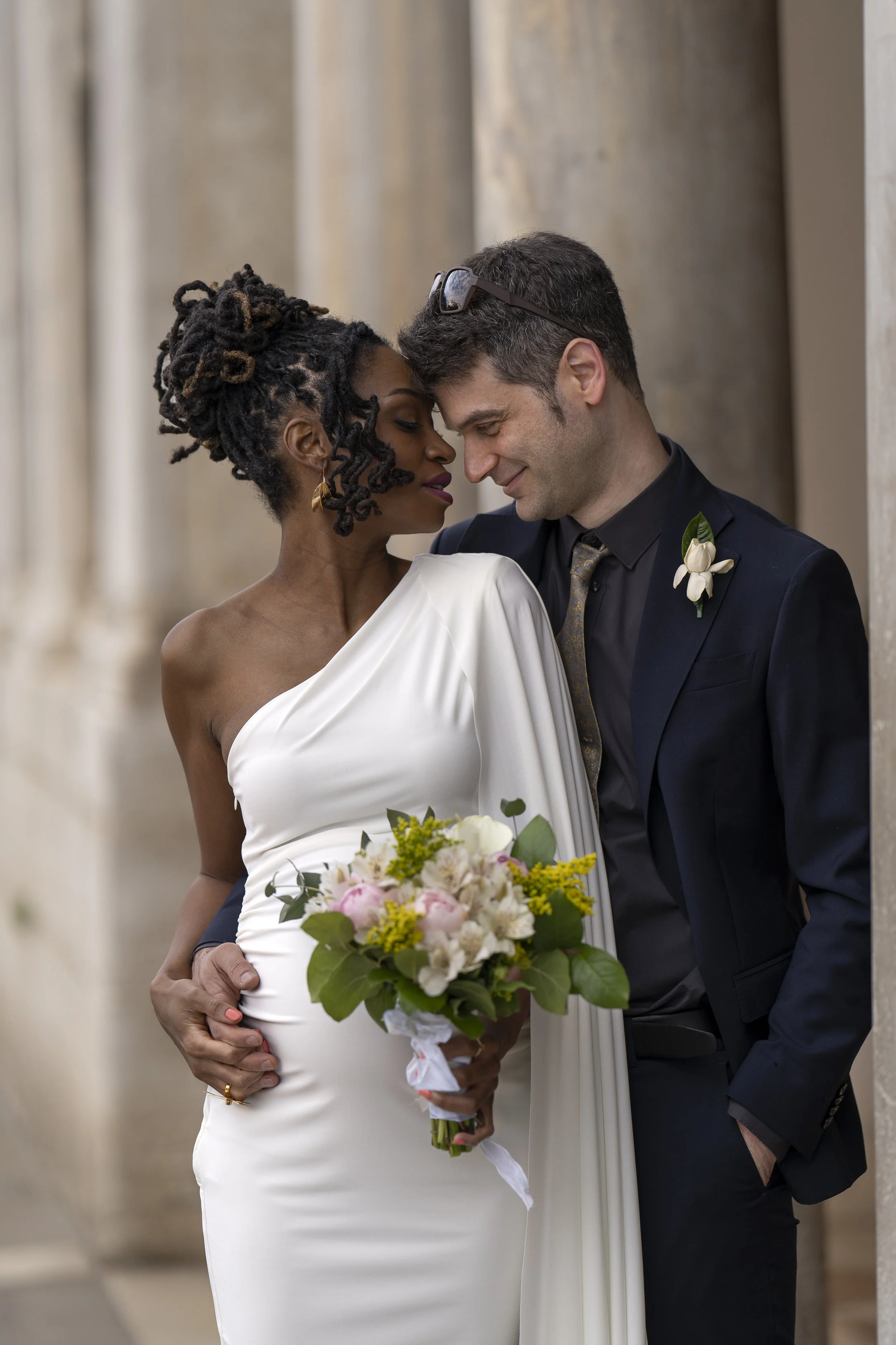 Hochzeitspaar in Venedig beim Brautpaarshooting. Interracial Couple Fotografie. Standesamtliche Hochzeit in Venedig in Palazzo Cavalli