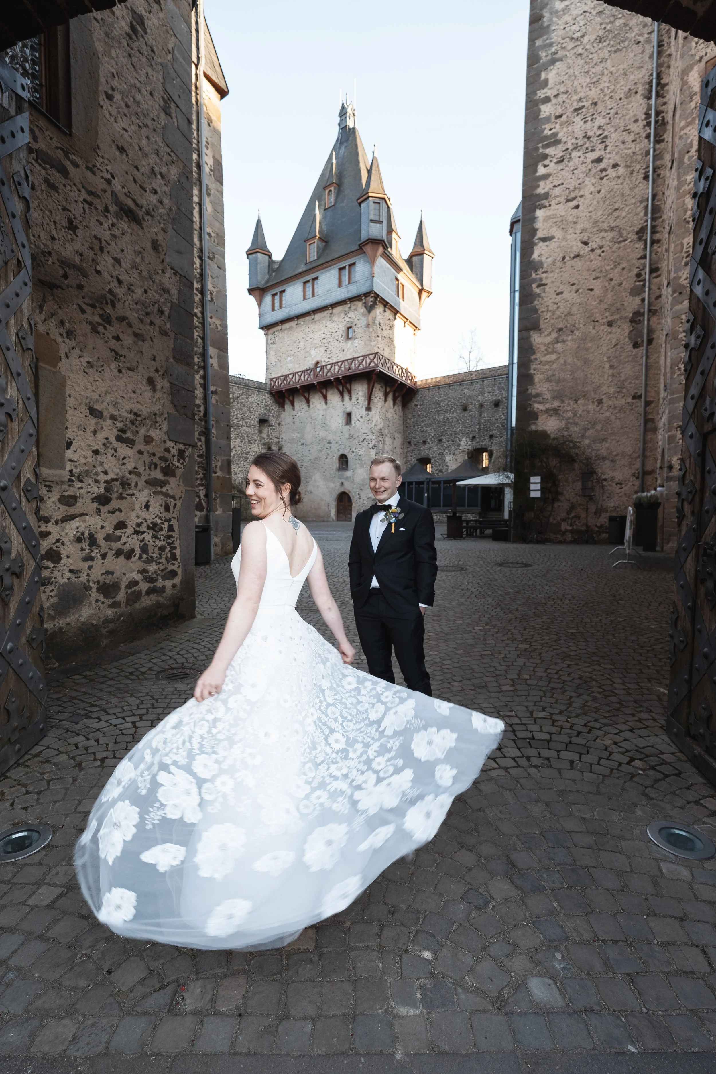Kreative Hochzeitsfotografie. Hochzeitsfotograf Frankfurt. Brautpaarshooting Schloss Romrod. Hochzeit Schloss Romrod. Hochzeitsfotos alte Burg mit Torbogen