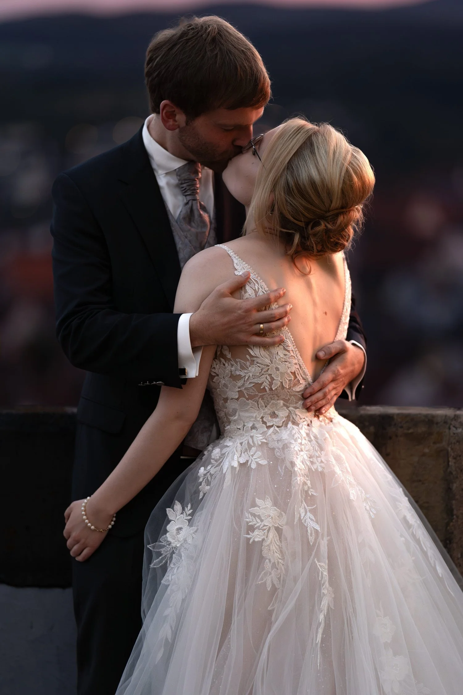 Zeitlose Hochzeitsreportagen in Frankfurt am Main. Fotografiert von Hochzeitsfotograf.