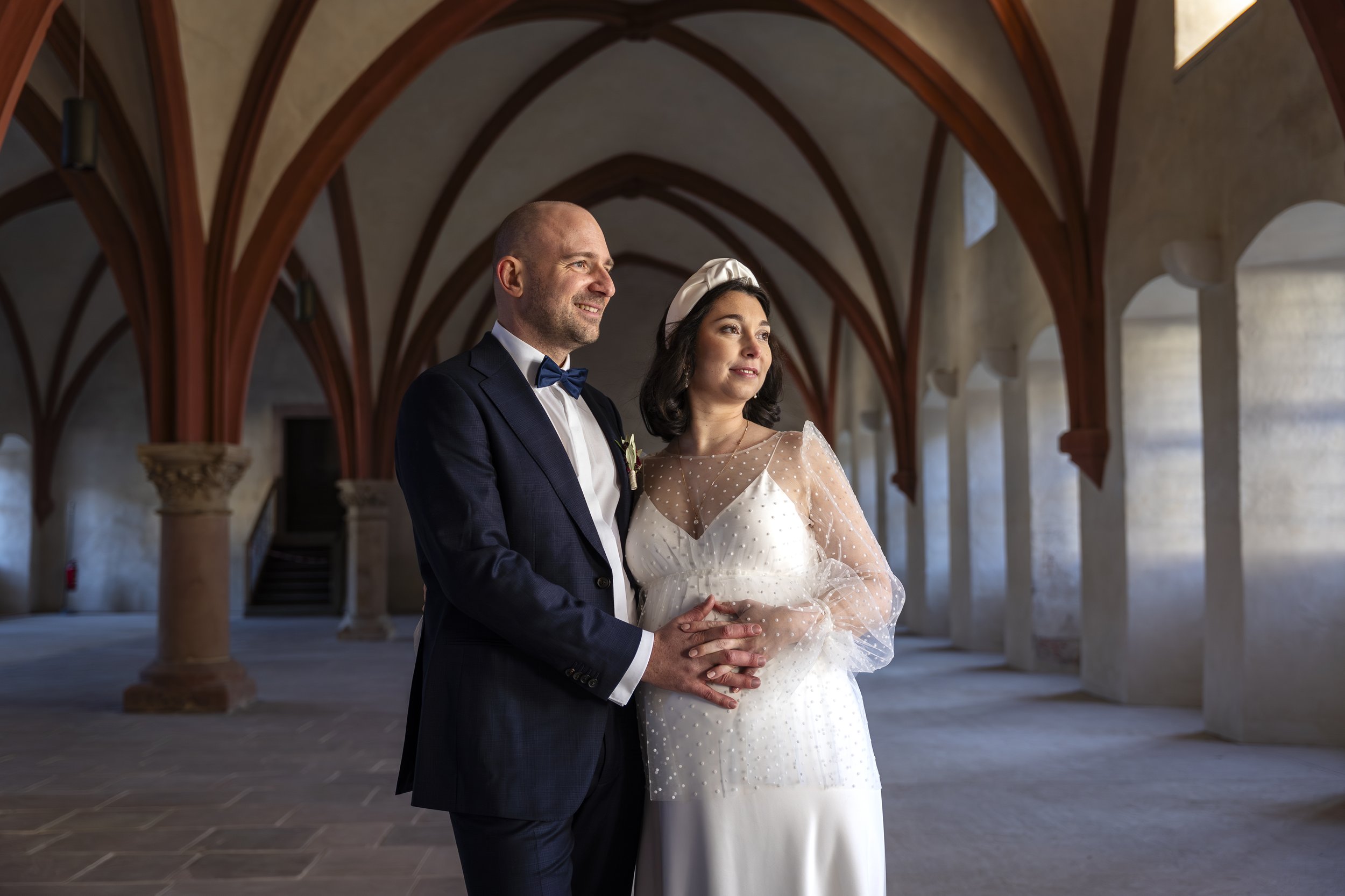 Brautpaarshooting in Kloster Eberbach im Dormitorium mit schwangerer Braut