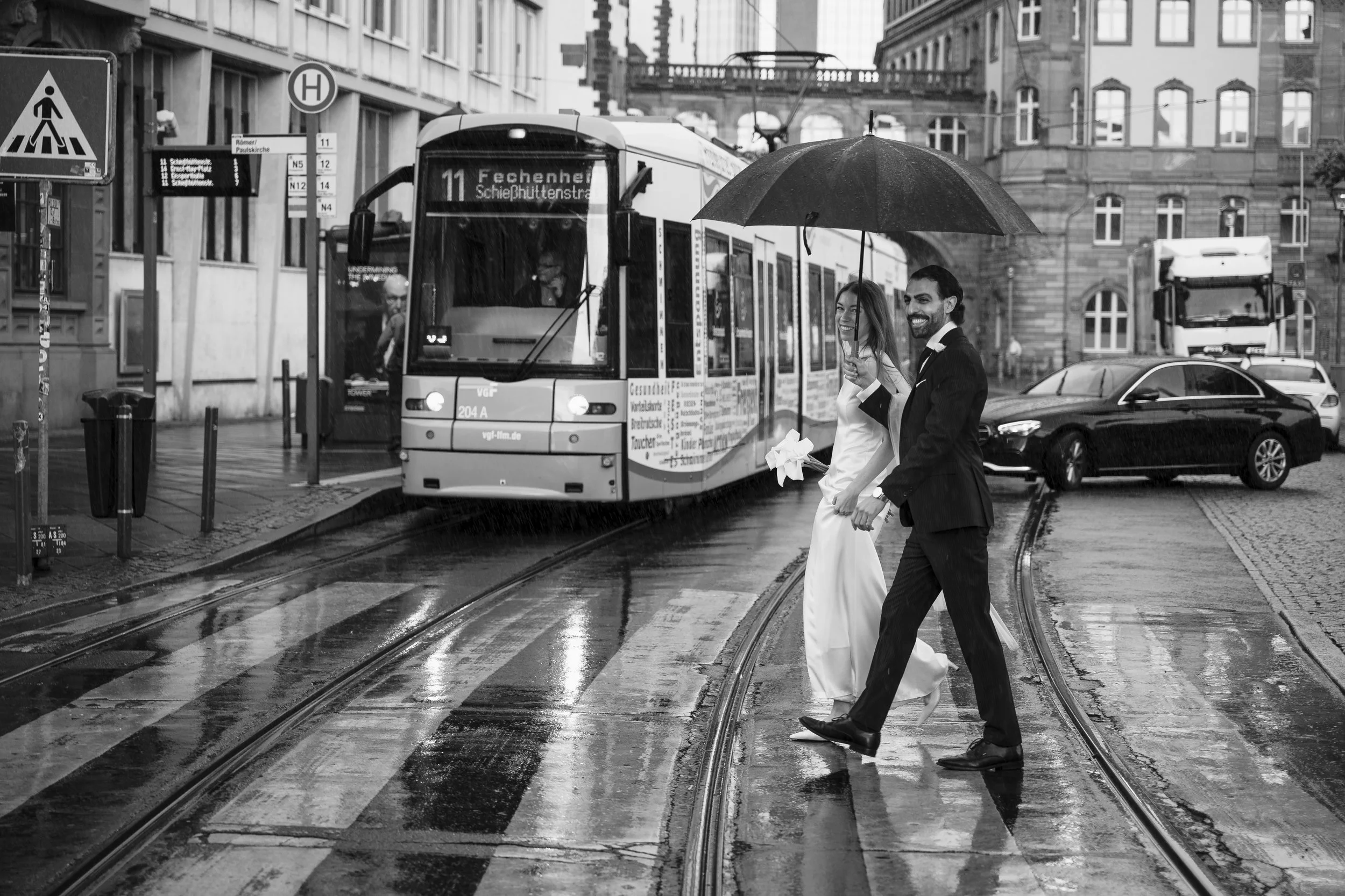 Brautpaar im Regen vor der standesamtlichen Trauung im Frankfurter Römer mit Regenschirm