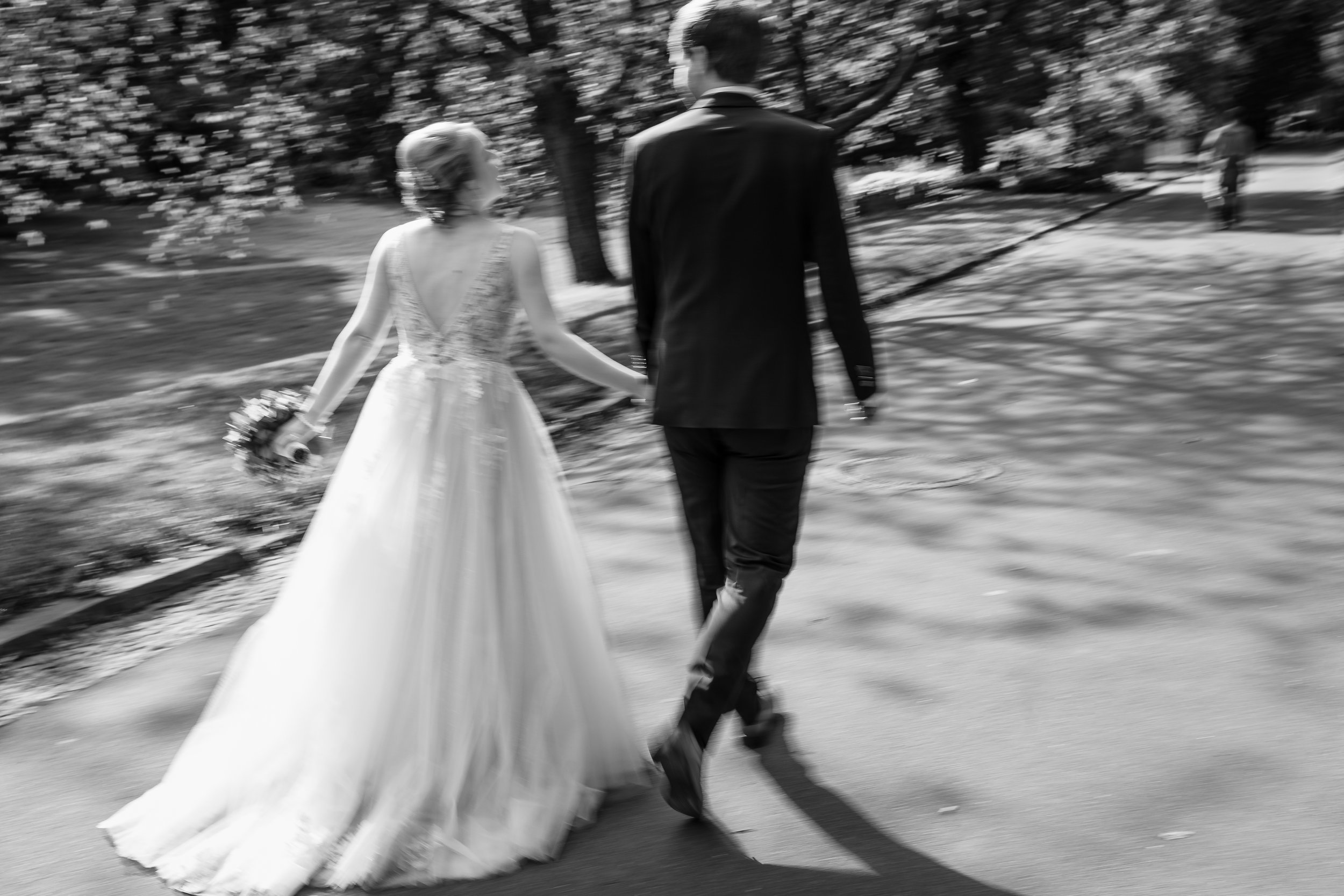 Hochzeitsfotografie Frankfurt. Brautpaarshooting in Schloss Friedrichstein.  Schwarz Weiß Bild, Brautpaar beim Spaziergang