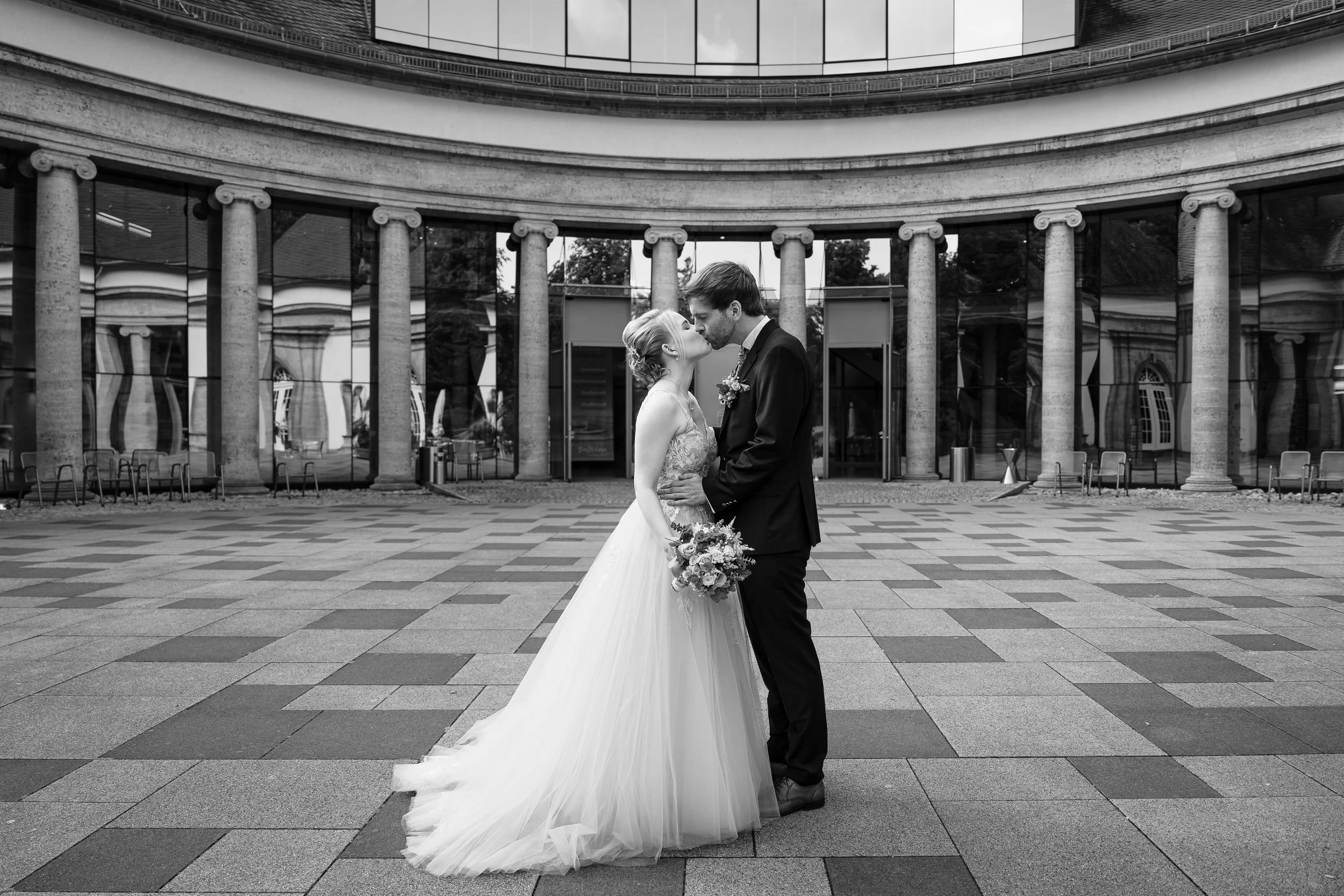 Zeitlose Hochzeitsreportagen in Frankfurt am Main. Fotografiert von Hochzeitsfotograf.