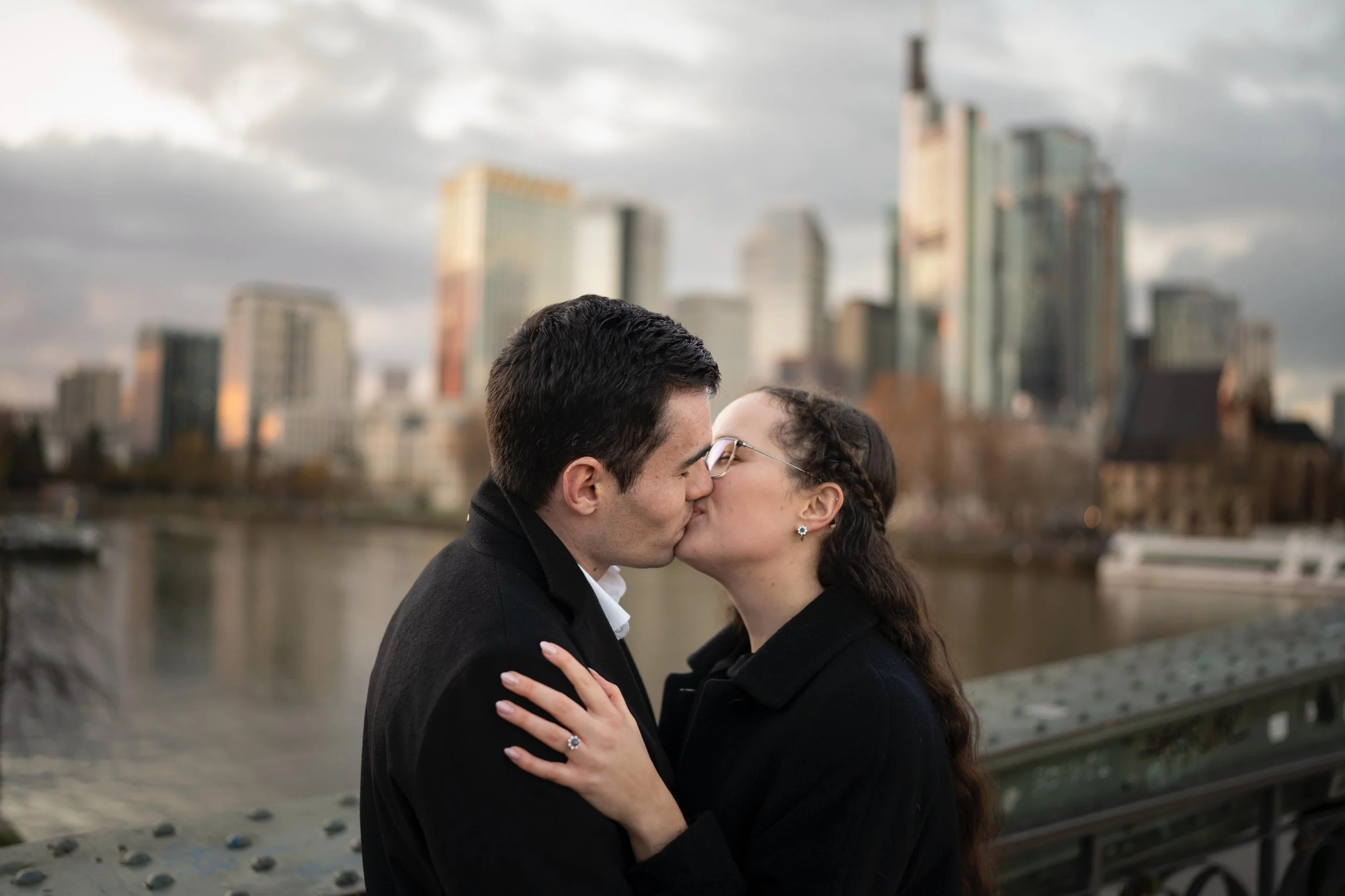 Verlobungsshooting in Frankfurt am Main. Paarshooting in Frankfurt am Main. Paarshooting Eiserner Steg. Paarshooting mit Frankfurt Skyline. Hochzeitsfotograf Frankfurt am Main.