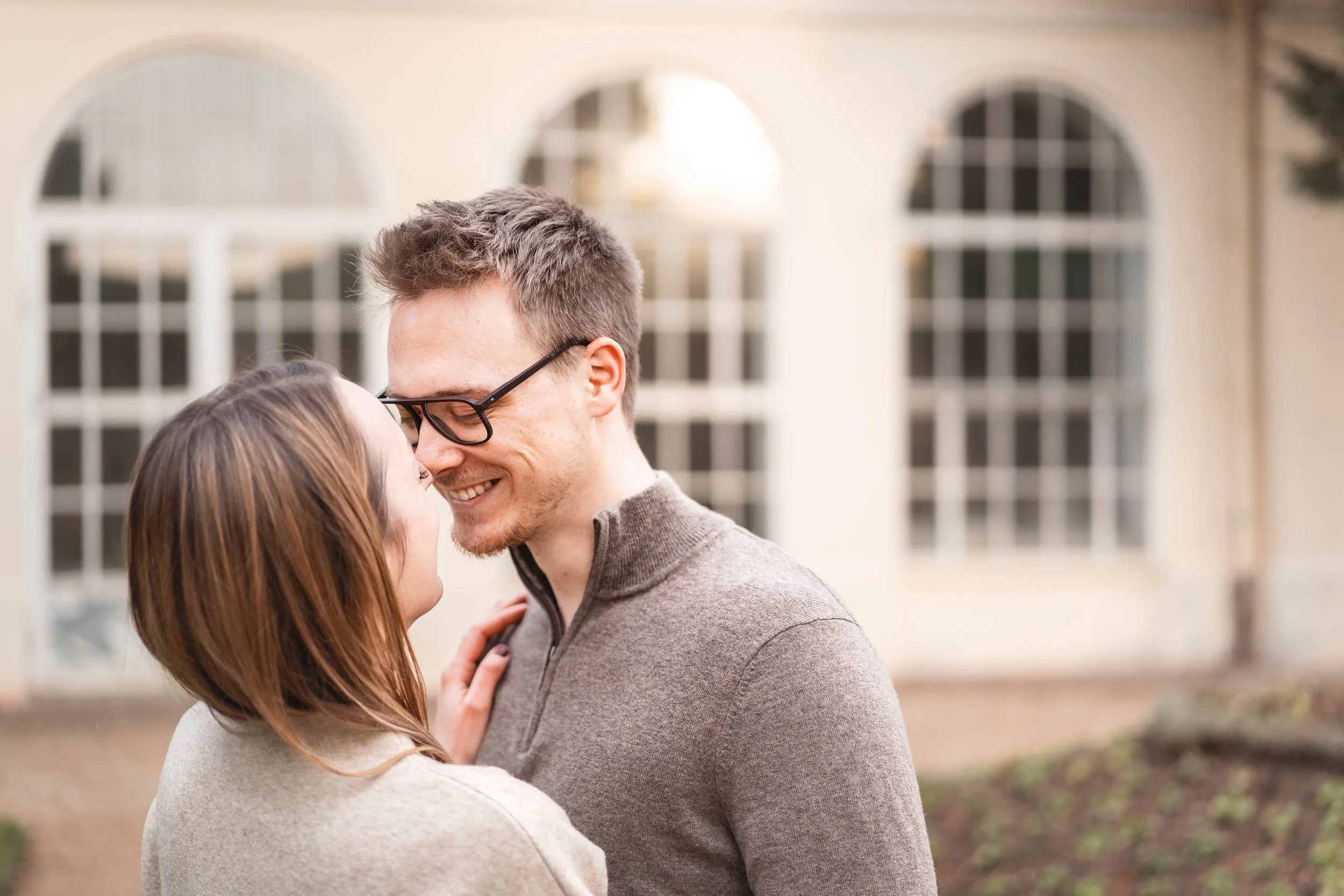 Natürliches Paarporträt bei Verlobungsshooting im Park Schönbusch