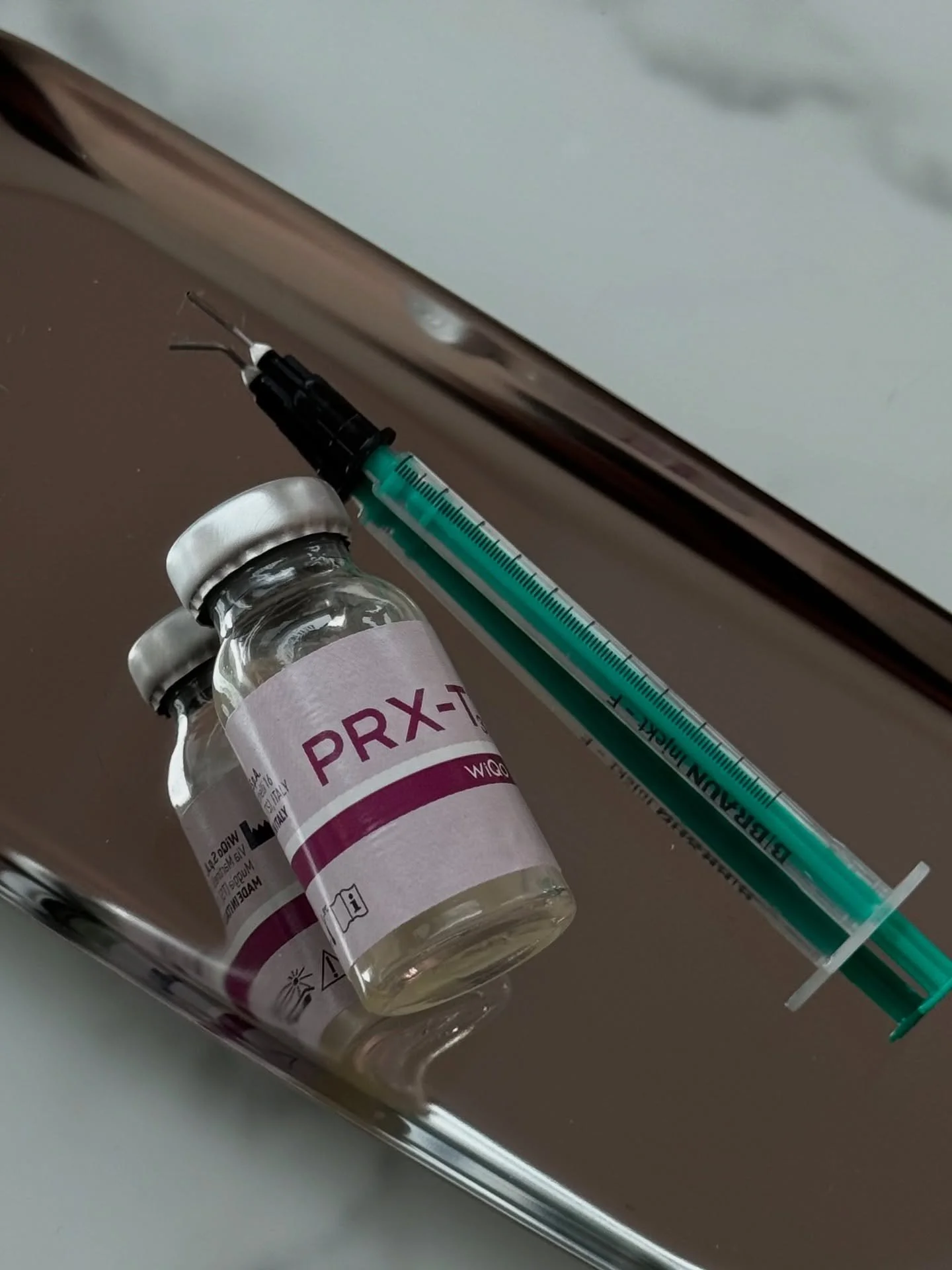 PRX-T33 – Glow ohne Nadeln! 
PRX-T33 ist eine neuartige Biorevitalisierung für deine Haut – ganz ohne Spritzen oder Ausfallzeit.
Die Kombination aus TCA (33 %), Wasserstoffperoxid und Kojicsäure wirkt tief in der Haut, ohne sie