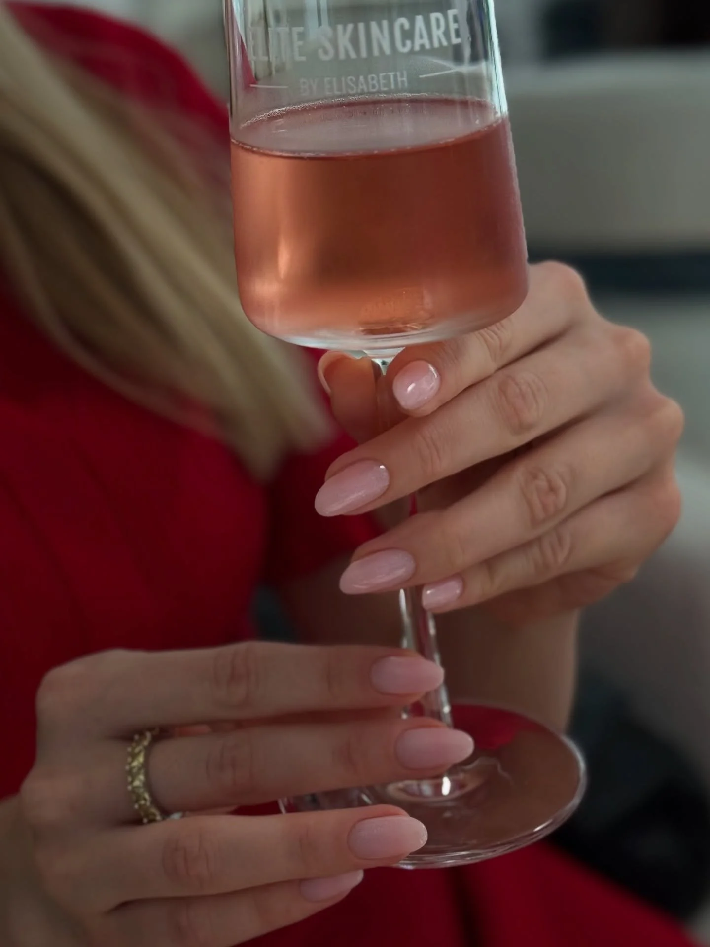 ✨ ELITE MANIKÜRE ✨
Wo Stil auf Präzision trifft.
Gönn dir luxuriöse Nagelpflege mit Liebe zum Detail – für ein makelloses Finish und einen Auftritt mit Klasse. 
Deine Hände verdienen nur das Beste.
📍 Schüt