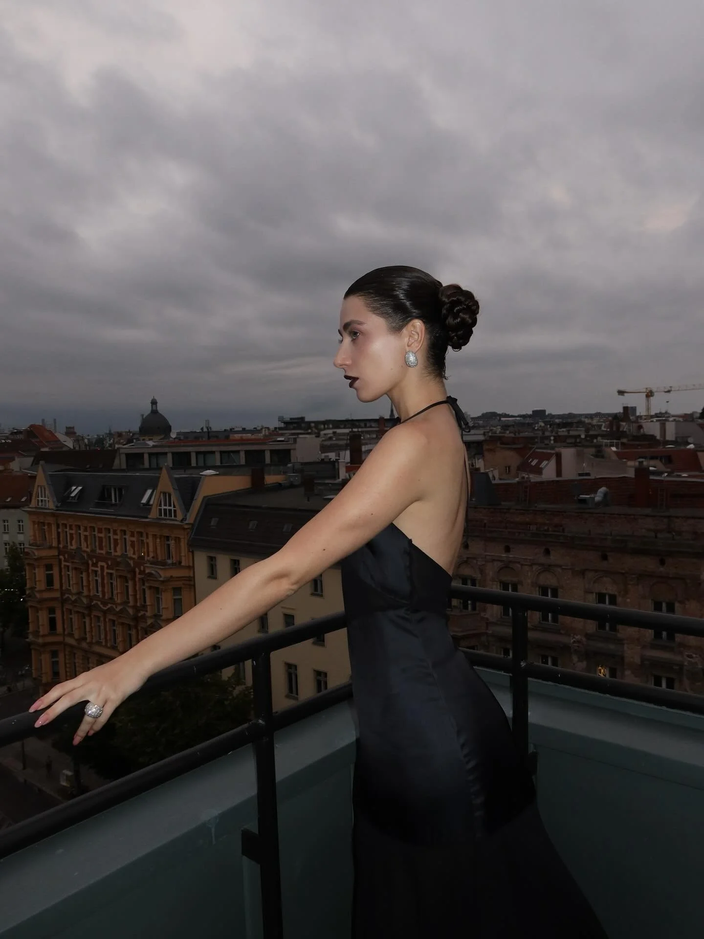 October Nails – Dark Romance.
Ein Look ist erst komplett mit den passenden Nägeln.
Zum eleganten Abend-Outfit passen in diesem Monat besonders:
🖤 Dunkle Töne wie Schwarz, Aubergine oder tiefes Bordeaux
💎 Schimmer & Glanz fü