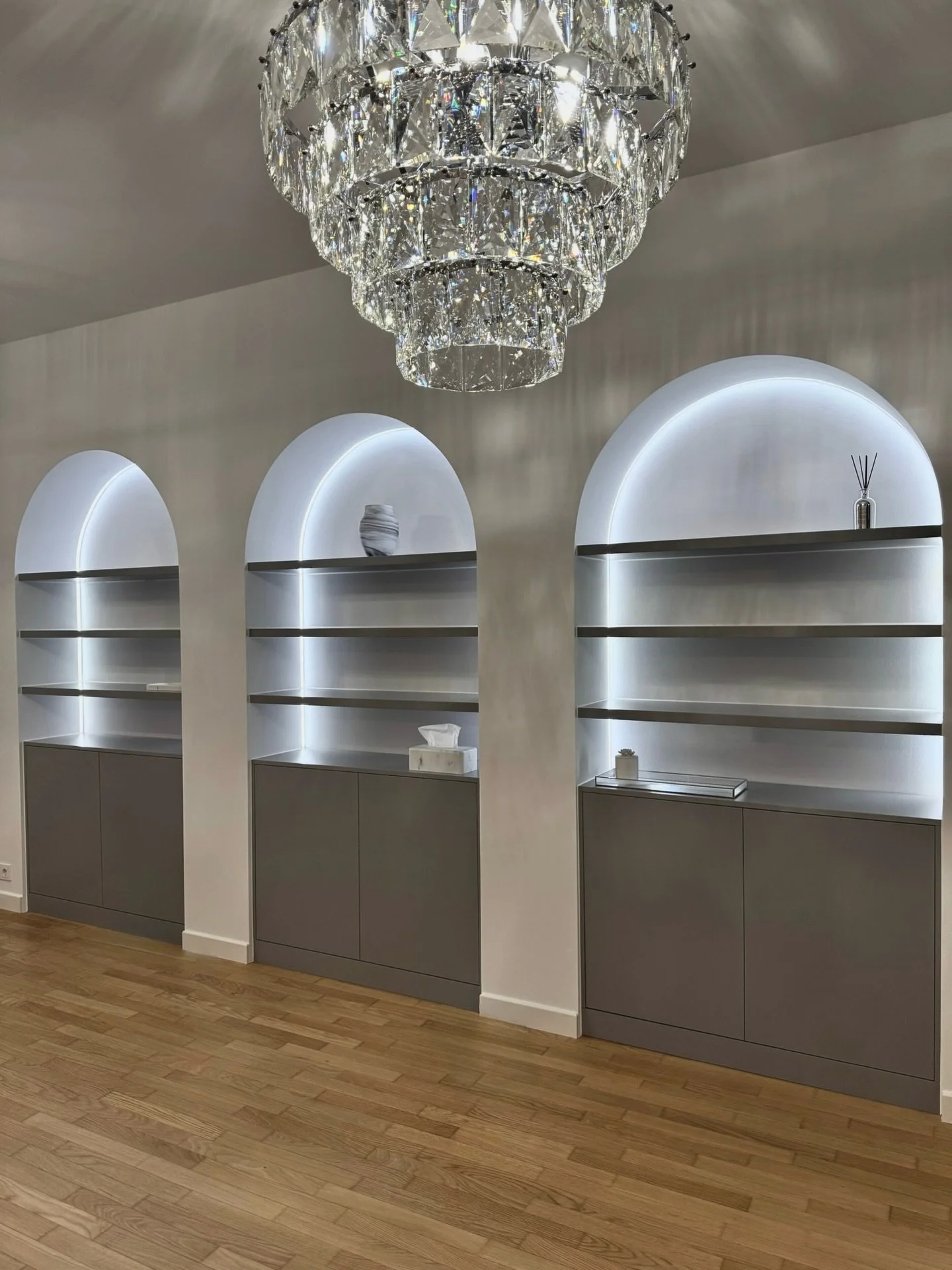 Wir hei&szlig;en Sie herzlich in unserem zweiten Salon willkommen, der sich exklusiv auf Manik&uuml;re und Pedik&uuml;re spezialisiert und schon bald seine T&uuml;ren f&uuml;r Sie &ouml;ffnen wird.