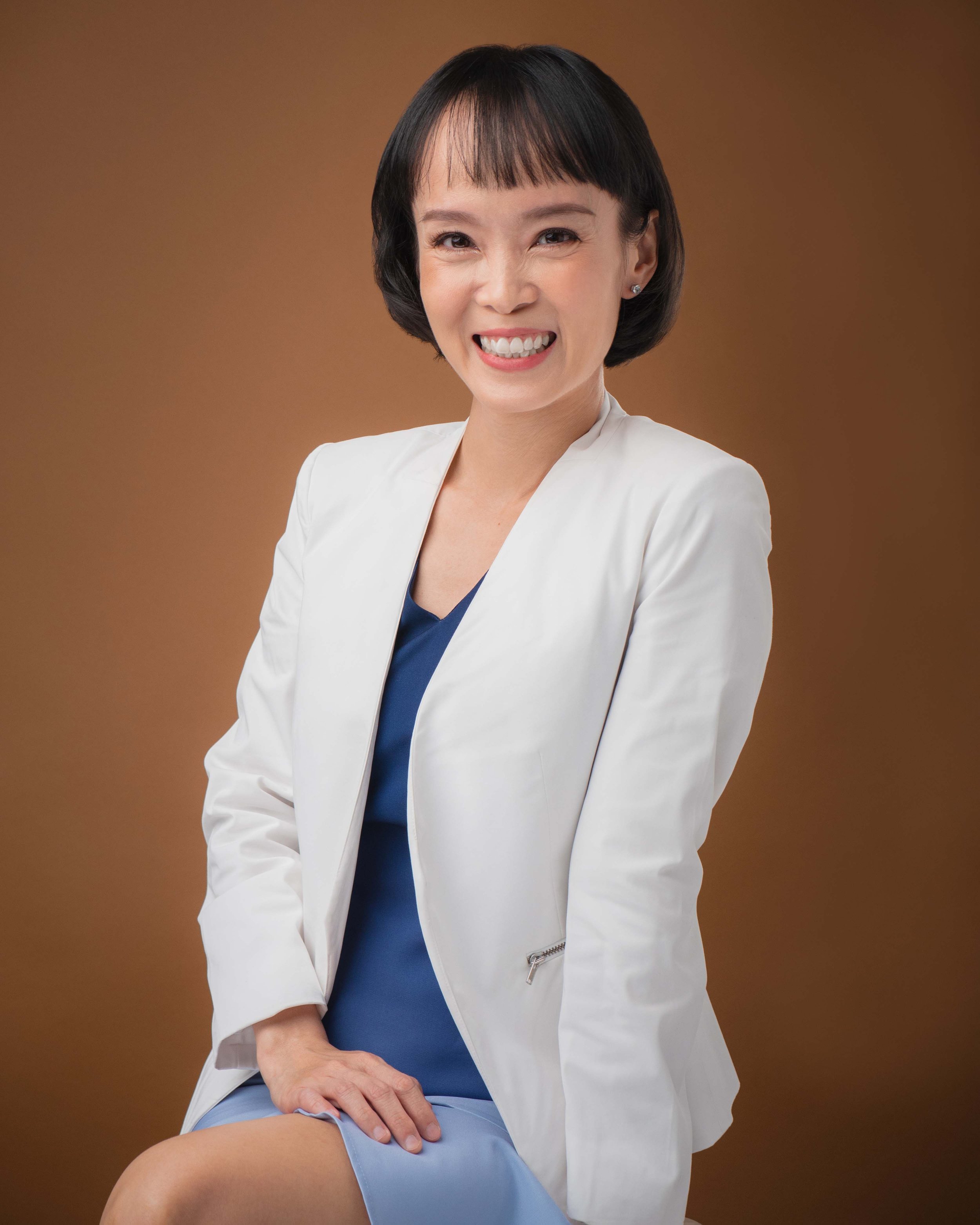 corporate headshot in Singapore of financial adviser, during a professional photo shoot at a photo studio near you