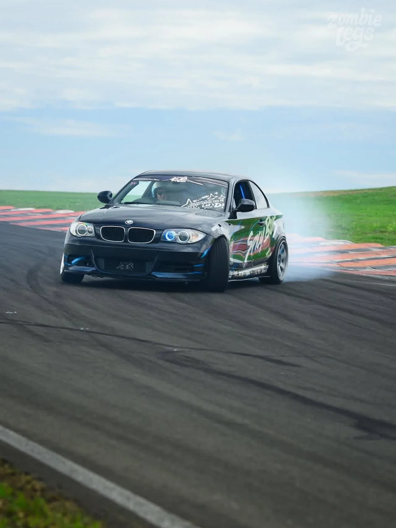 Interesting results from adding a front sway bar to the E82. It sways less 🤣

Really enjoying the shots from last weeks Spicy Bois Xmas Bash. Car ran well, so I really had a ton of (sometimes misguided) confidence in throwing it around! 

Thanks hea