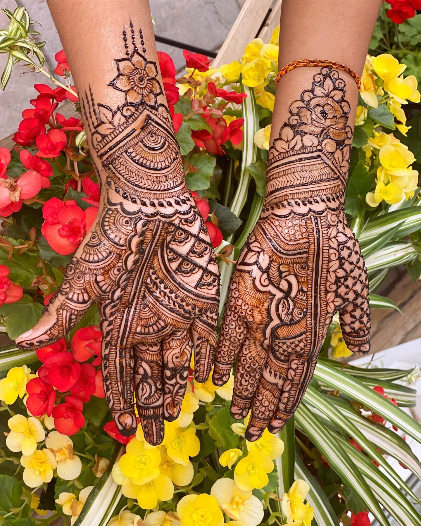 It&rsquo;s all in the details 💕✨

#touchofdimple #hennadesign #wedmegood #torontohennaartist #torontowedding #southasianweddings #indianwedding