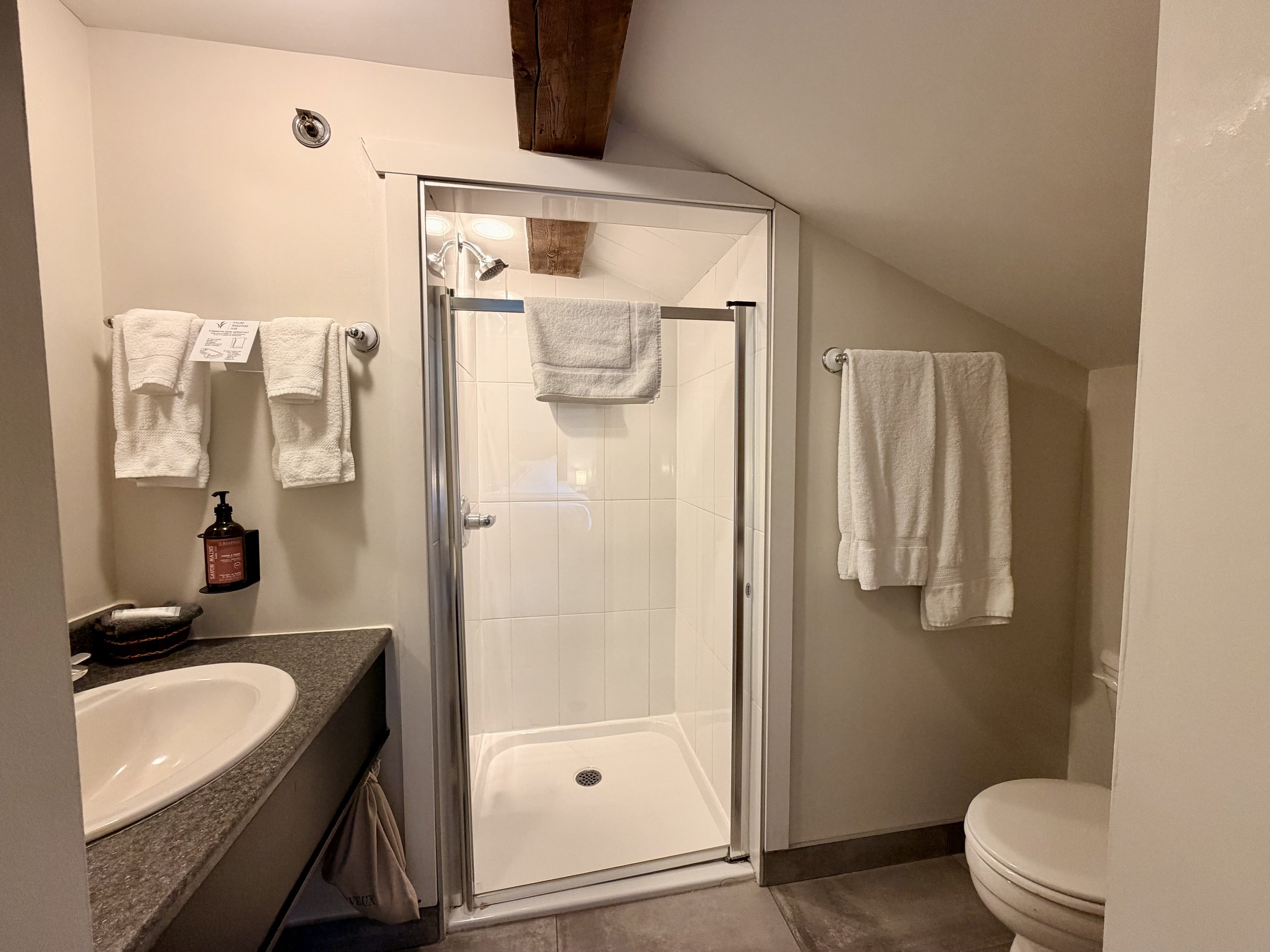 cozy_petite_queen_bathroom_wakefield_mill.jpeg