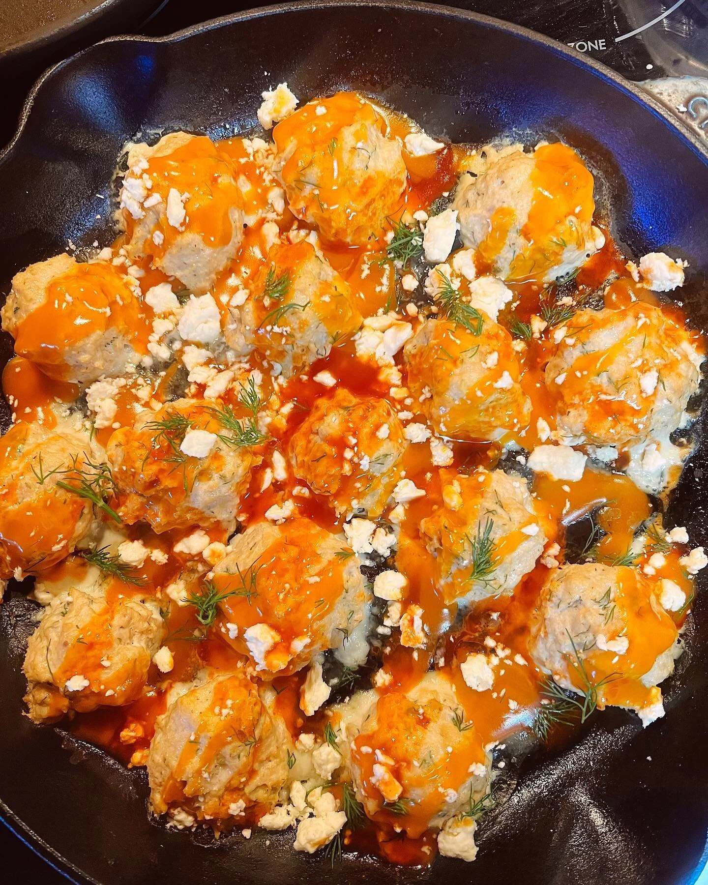 BUFFALO CHICKEN MEATBALLS⚡️

save this for when you need new ideas for lunch!

these are simple, easy, and addictive. 

here&rsquo;s what you need👇🏽

- 1 package of organic ground chicken
- 1 egg
- 1/4 c. almond flour
- ranch seasoning (I used the 