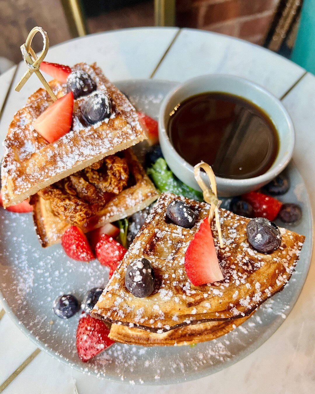 Hop on over to Dewey's for A Gospel Brunch with SimoneMon&eacute; The Melodist, happening on #EasterSunday, March 31st! 🐰 🎶 

We'll be offering an All You Can Eat Brunch Buffet ($35/person), which includes:
🌷 Firecracker Chicken &amp; Waffle Slide