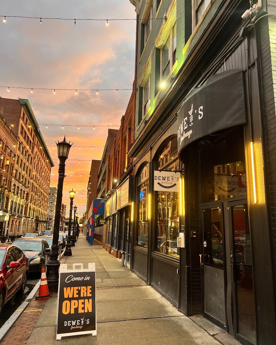 It's time to shed the winter blues 🌅 

Now that it's officially spring, we're walking into this new season feeling refreshed and ready for what's to come, starting with:

🌷 Today: $10 Appy Hour (5-7pm)
🌷 Tomorrow: Samples Party with DJ Prince @ 9p