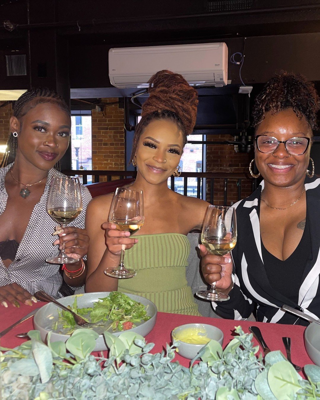 Our first Supper Club was something special ✨🍷 

Dewey's partnered with @jazzmunluisa (catch her behind the bar every Friday night) and @glendaleridgevineyard to curate an intimate dining experience. 

The event consisted of a four course meal, each