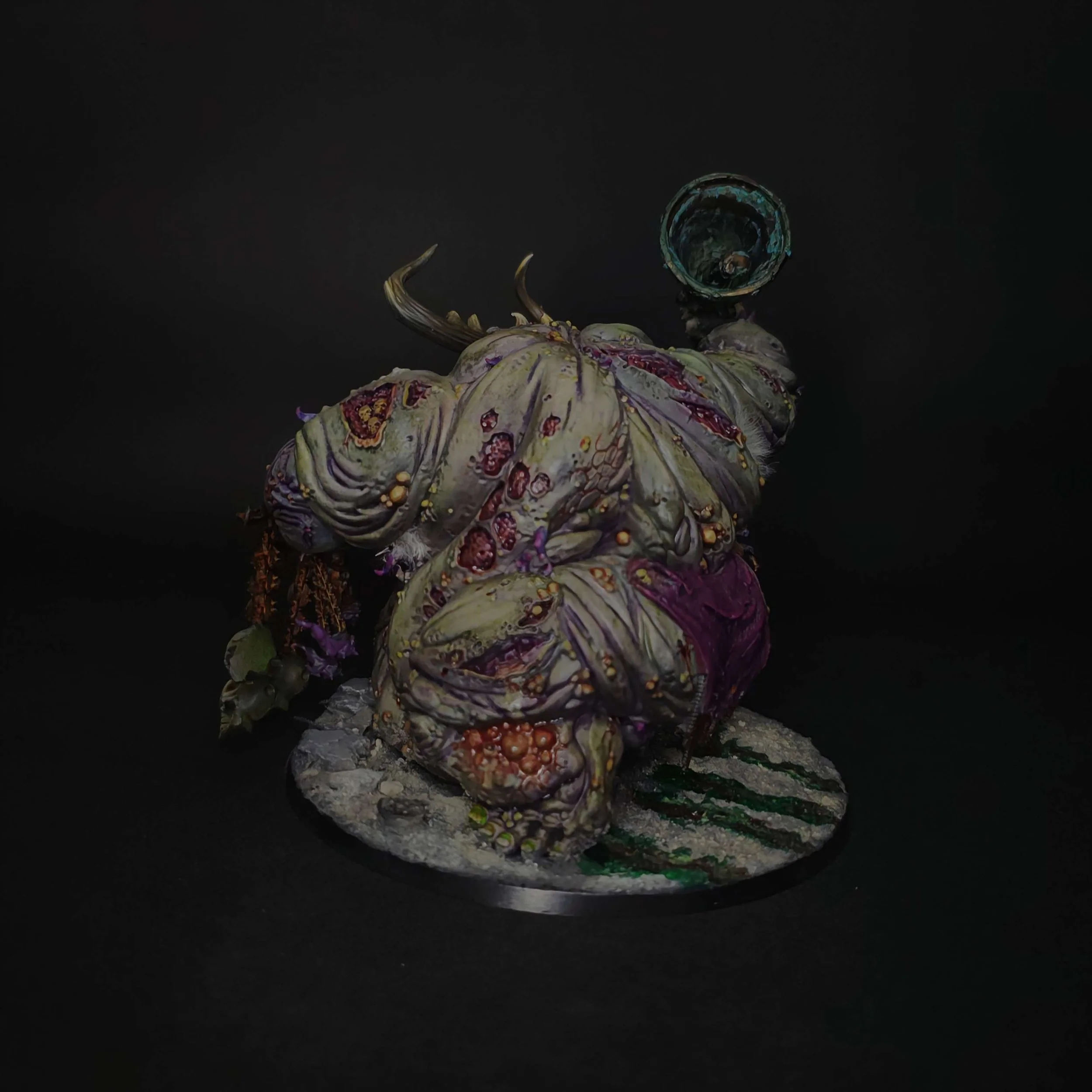 nurgle-great-unclean-one-bell-chain-backside.jpg