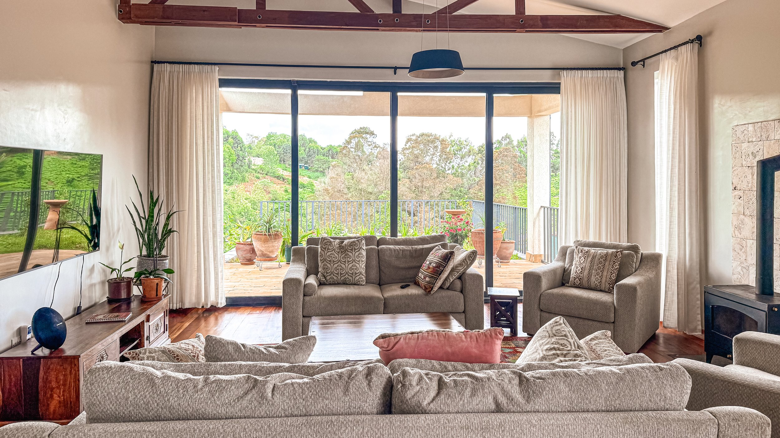 Split-pavillion-hillside-architect-tigoni-kenya-carbnstudio-kevin munala-luxury-architect (1).jpg