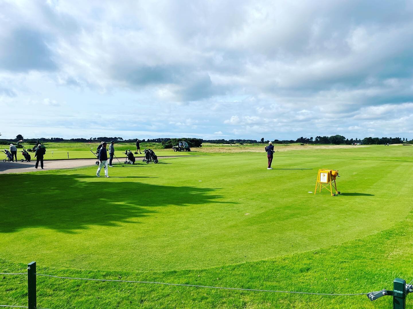 Day 48 on Slow Coast 500 from Carnoustie to Dundee is signified by floral absence but endless perfected #lawn. #slowcoast500 #longdistancewalking @artwalkporty