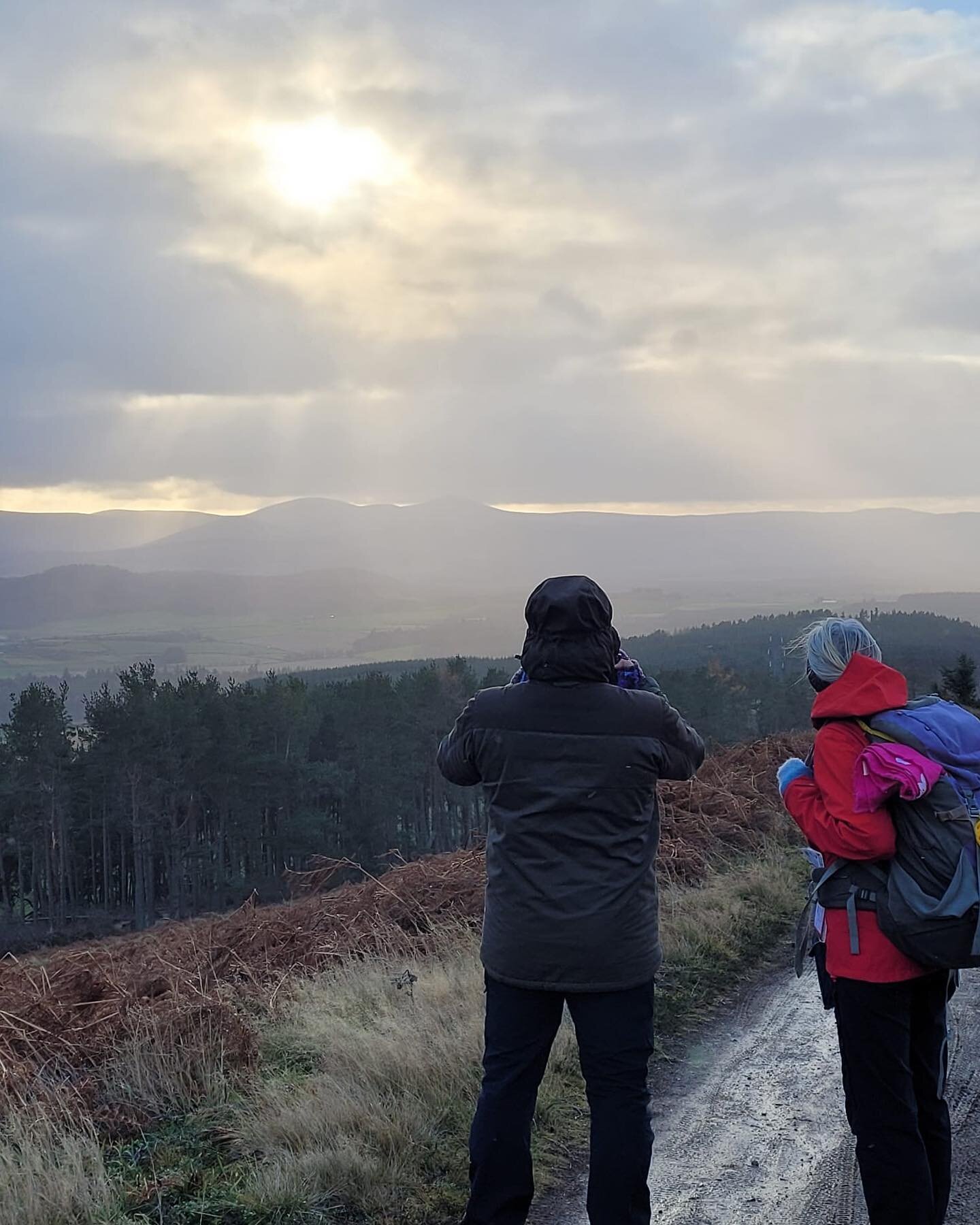 A week in Aberdeenshire with the Mountain to Sea Team. @CreativeAberdeenshire and @LiveLifeAberdeenshire 
@paulandersonfiddler @chrisnangle
 #rememberingtogether #covidmemorial #valleysection #pinktablecloth #aberdeenshirewalks #mountaintosea #longdi