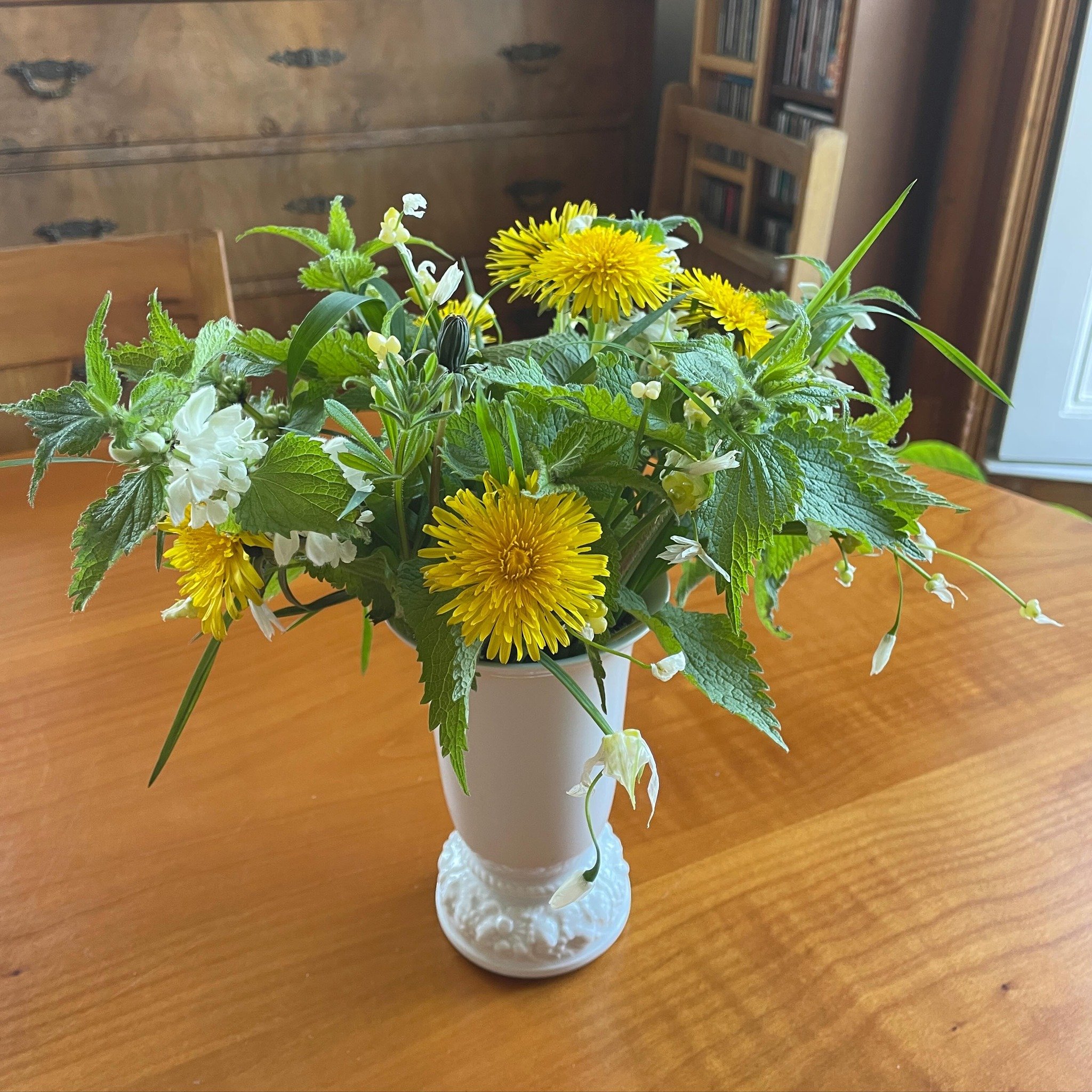Spring weed bouquet #springflowers #weedfloristry #flowerpower #dandelion #wildgarlic #deadnettle #couchgrass
