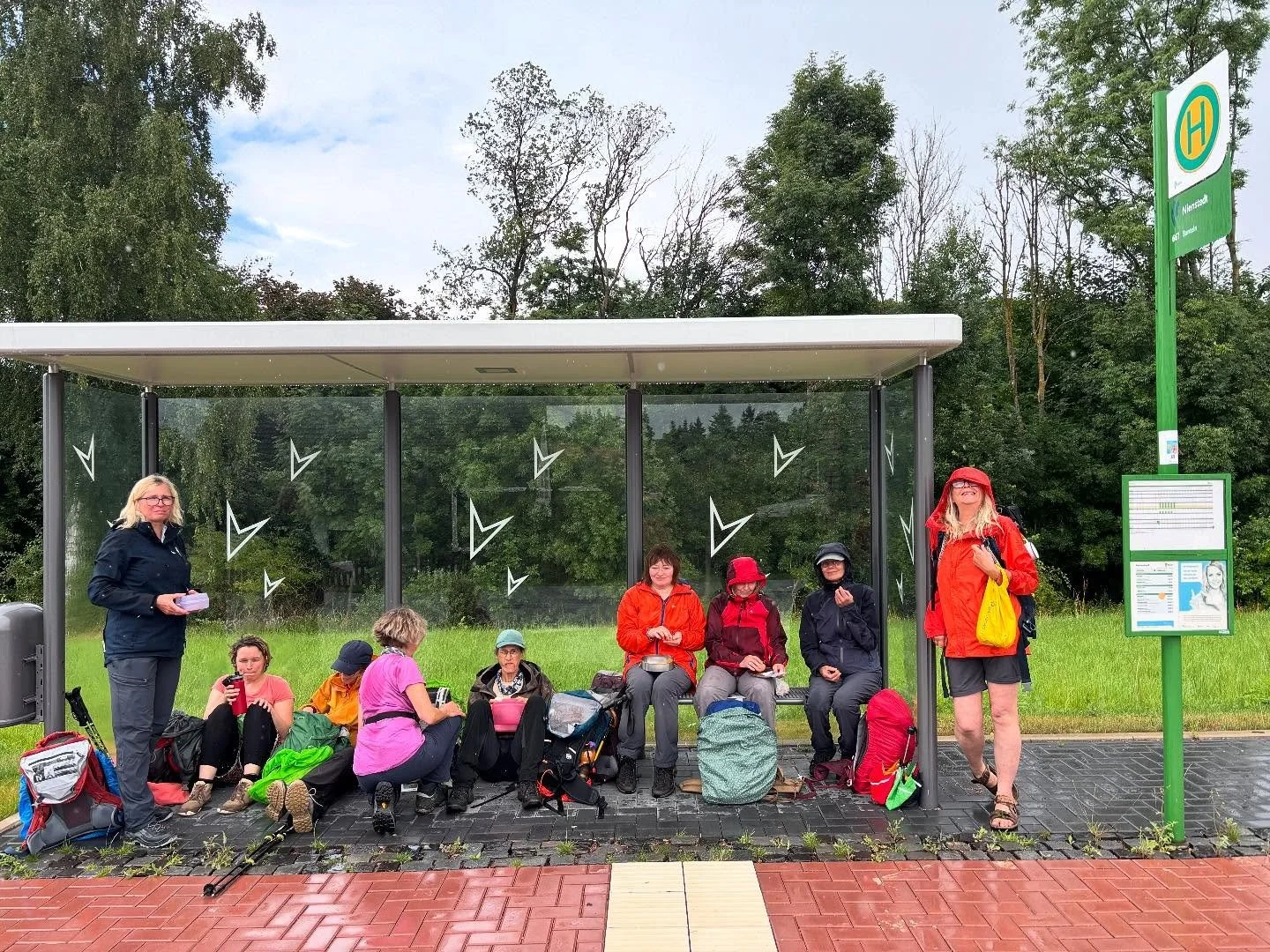 7 Senses Slow Marathon 1st Round: rainy weather cheered up by great laughter, facilitated by a range of sense-sensitive artists and the most resilient group of walkers. 
@kultur.regionale @regionleinebergland @kulturregion.hildesheim 

#sevensenses #