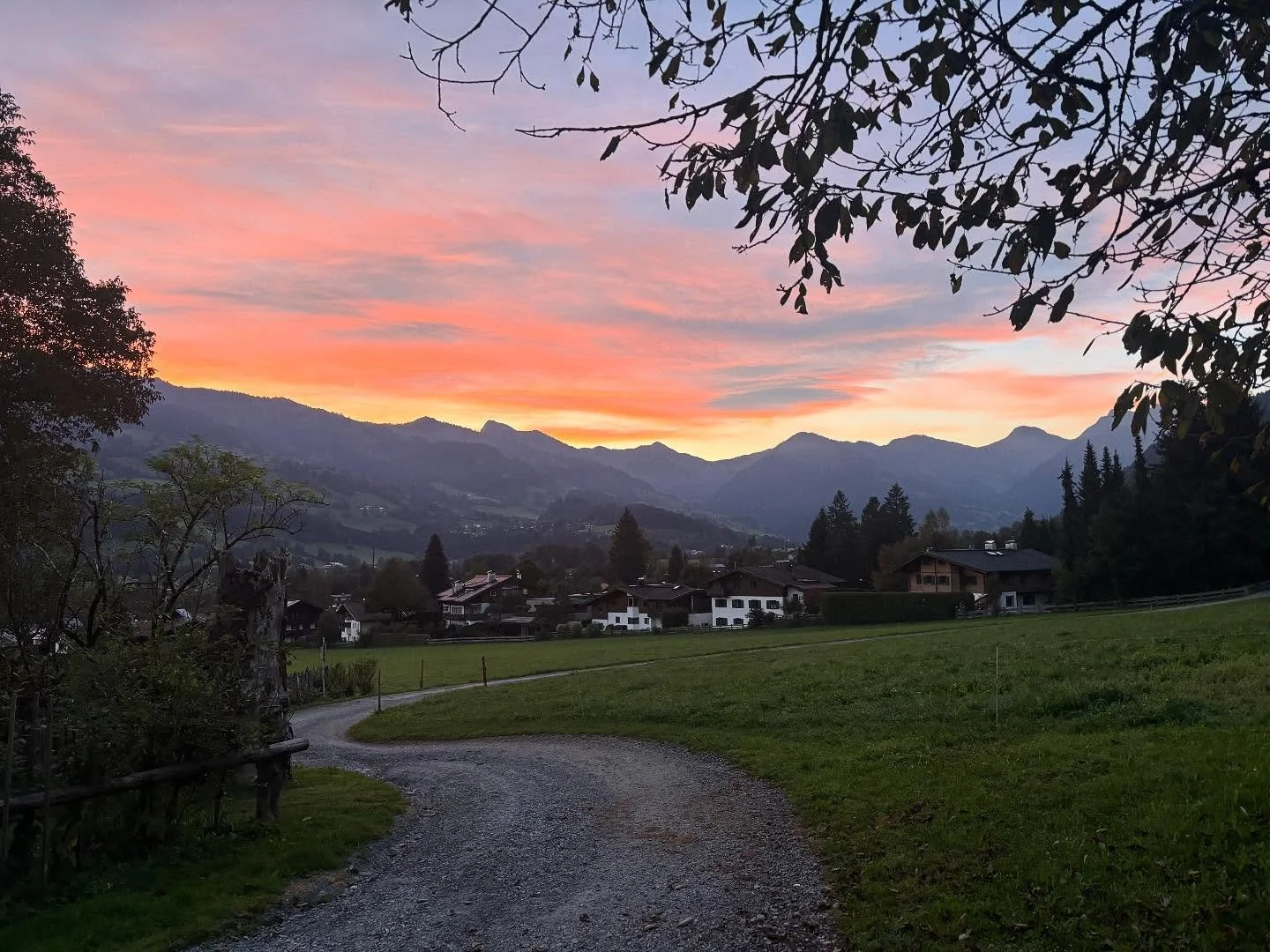 H&auml;ppy Equinox

@kunstbuehel__plus 

#kitzb&uuml;heleralpen #sunrise #artistresidency