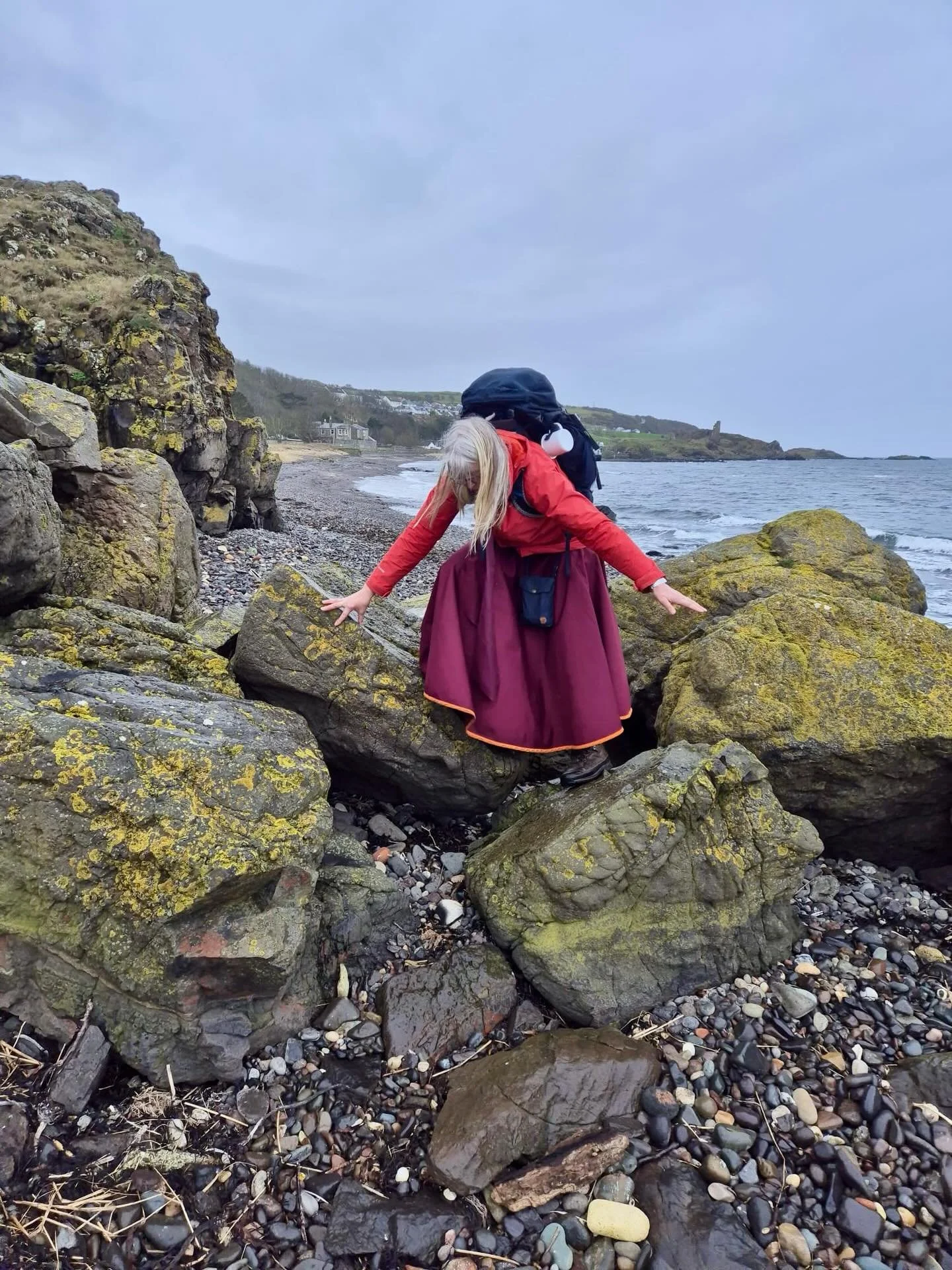 Greetings from the Ayrshire coast.

Commissioned by @feralartprojects in collaboration with @southayrshirecouncilculture.
Goretex dress skilfully made by @natalietaylorartist 

#victorianwomenwalkers #fossilhunter  #carrickcoast #artistresidency #eli