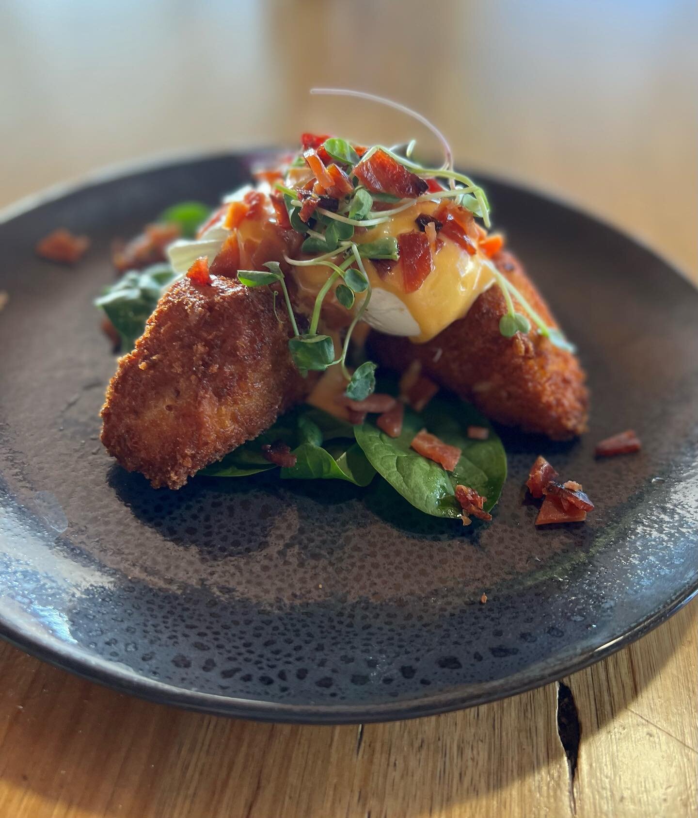 Benny of the Week.  Fried Mac &lsquo;n Cheese Benny.  Two poached eggs, baby spinach, crispy maple bacon bits and a buffalo hollandaise sauce topped with locally grown micro herbs #microverde_farm #manningvalleyeggs #macncheese #bennybreakfast #buylo