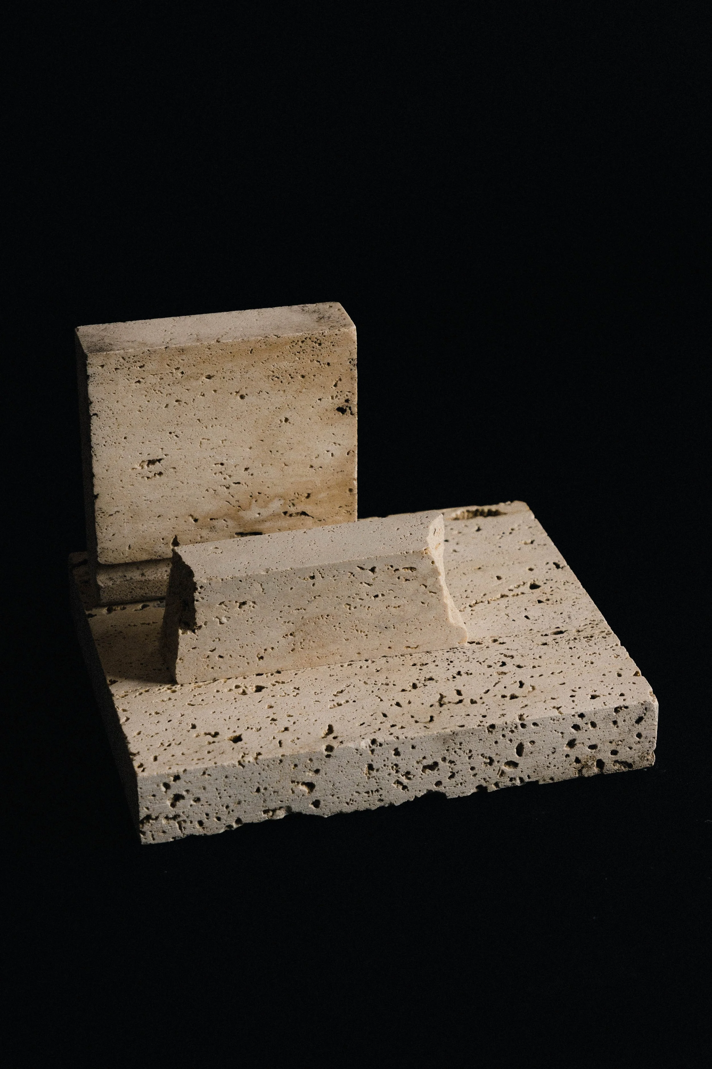 coseincorso_monument_bookstand_2_travertine_1.jpg