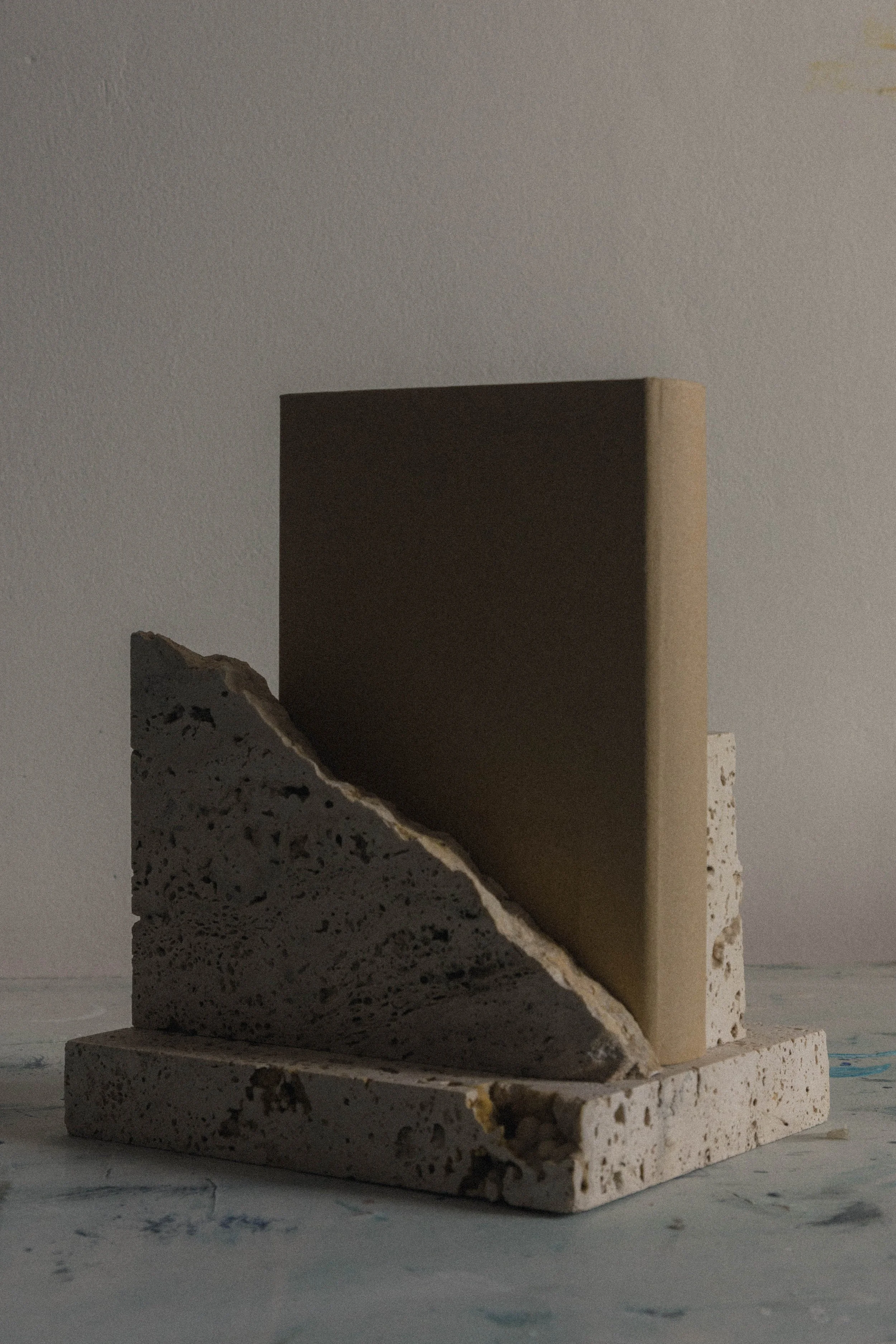 coseincorso_monument_bookstand_1_travertine_1.jpg