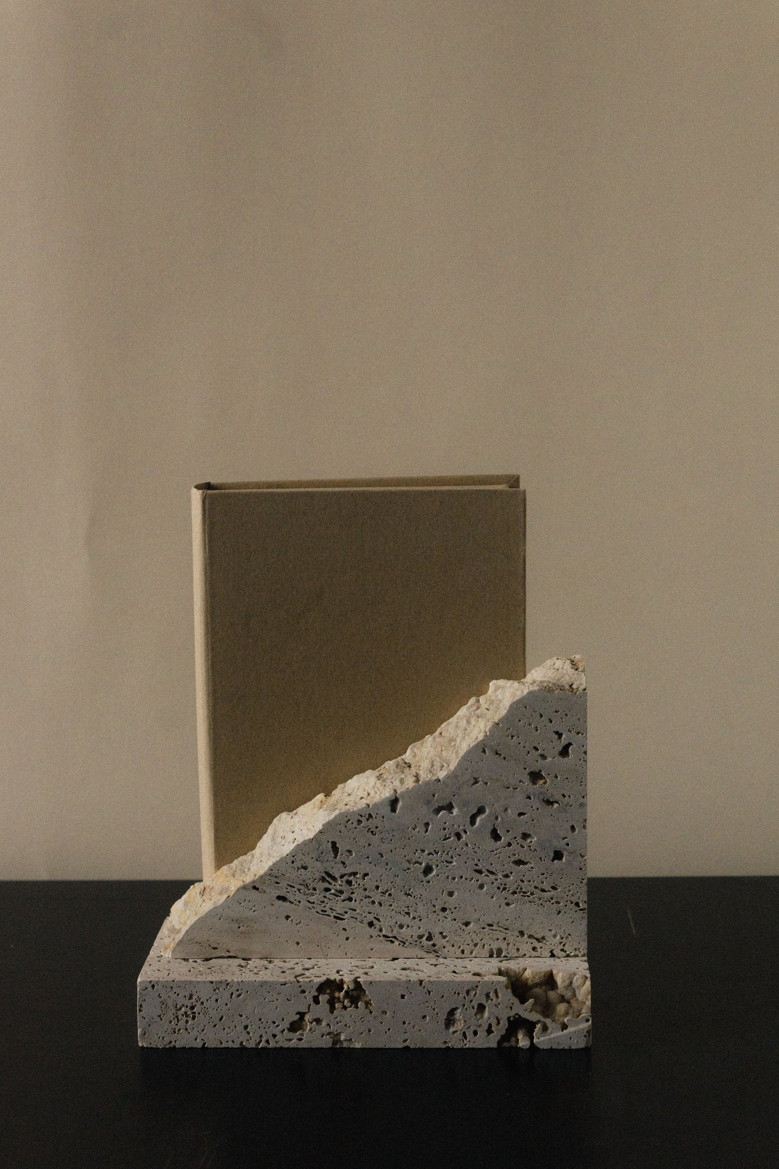 coseincorso_monument_bookstand_1_travertine_8.jpg