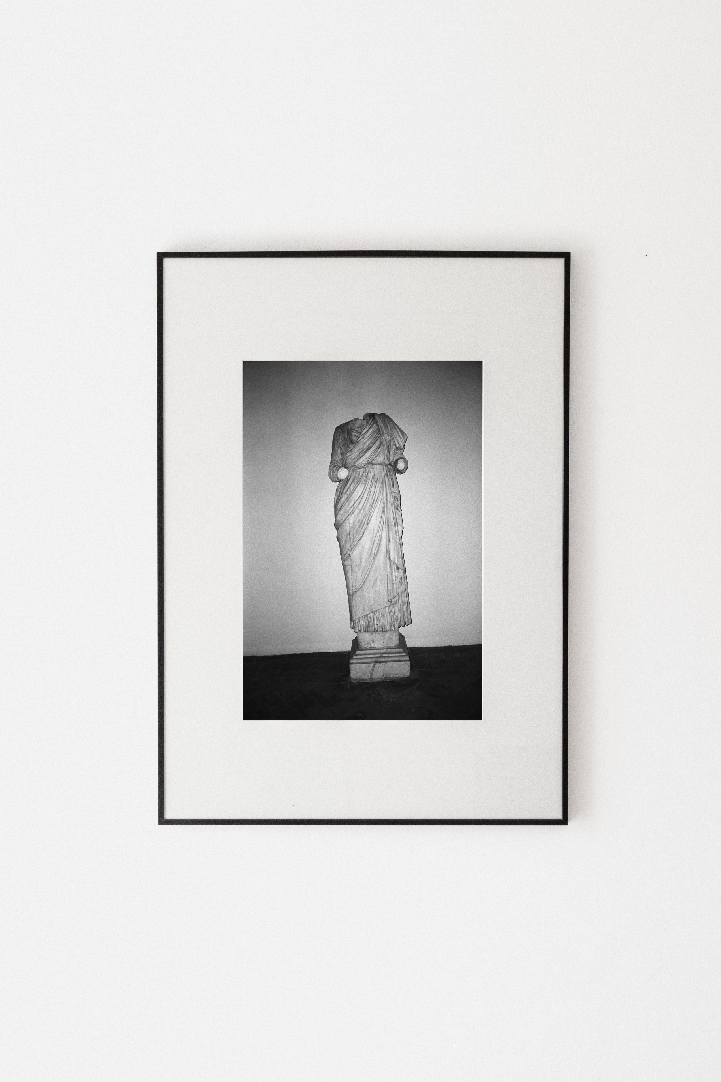 final large black frame vertical roma.png