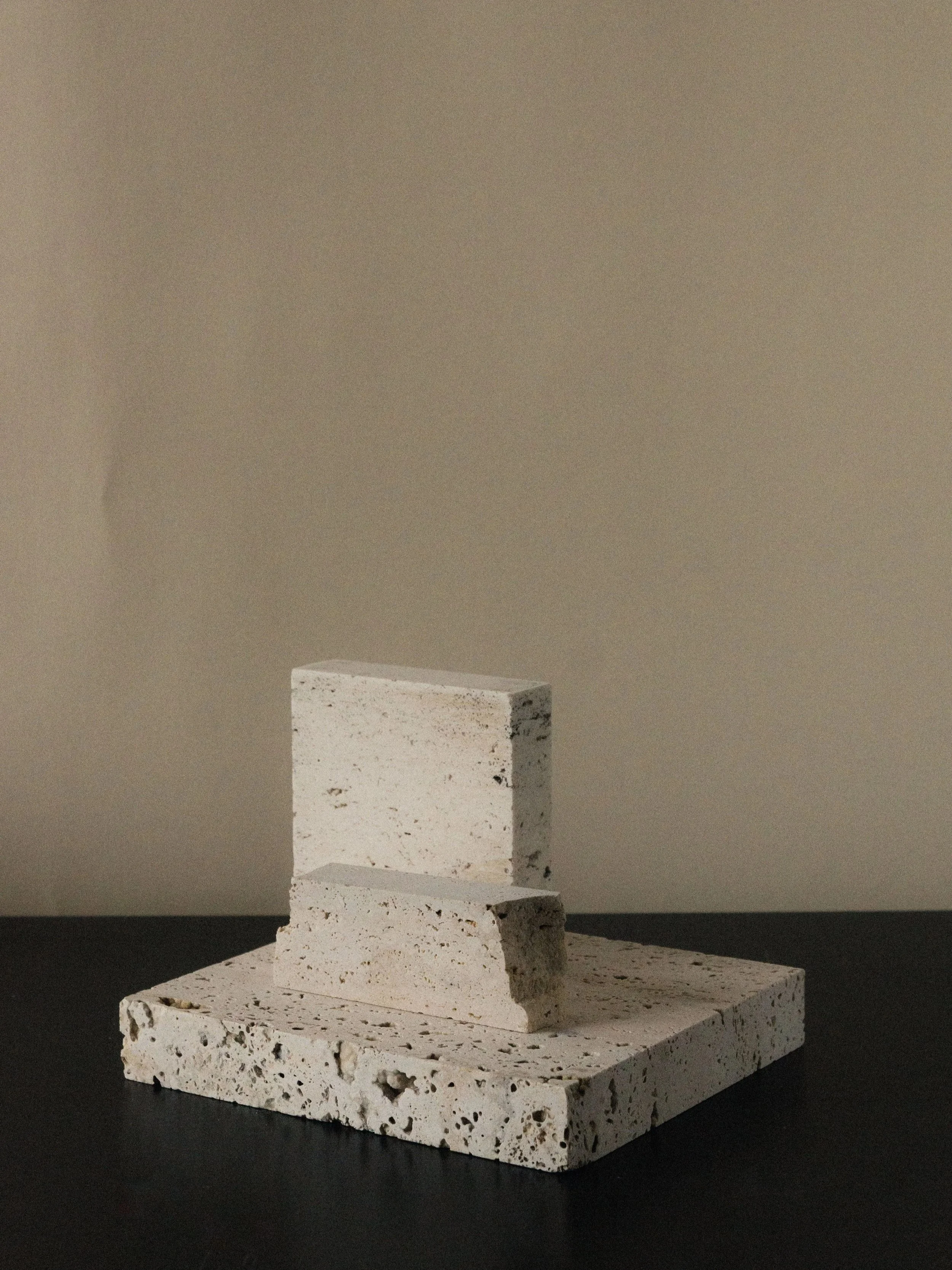coseincorso_monument_bookstand_2_travertine_3.jpg