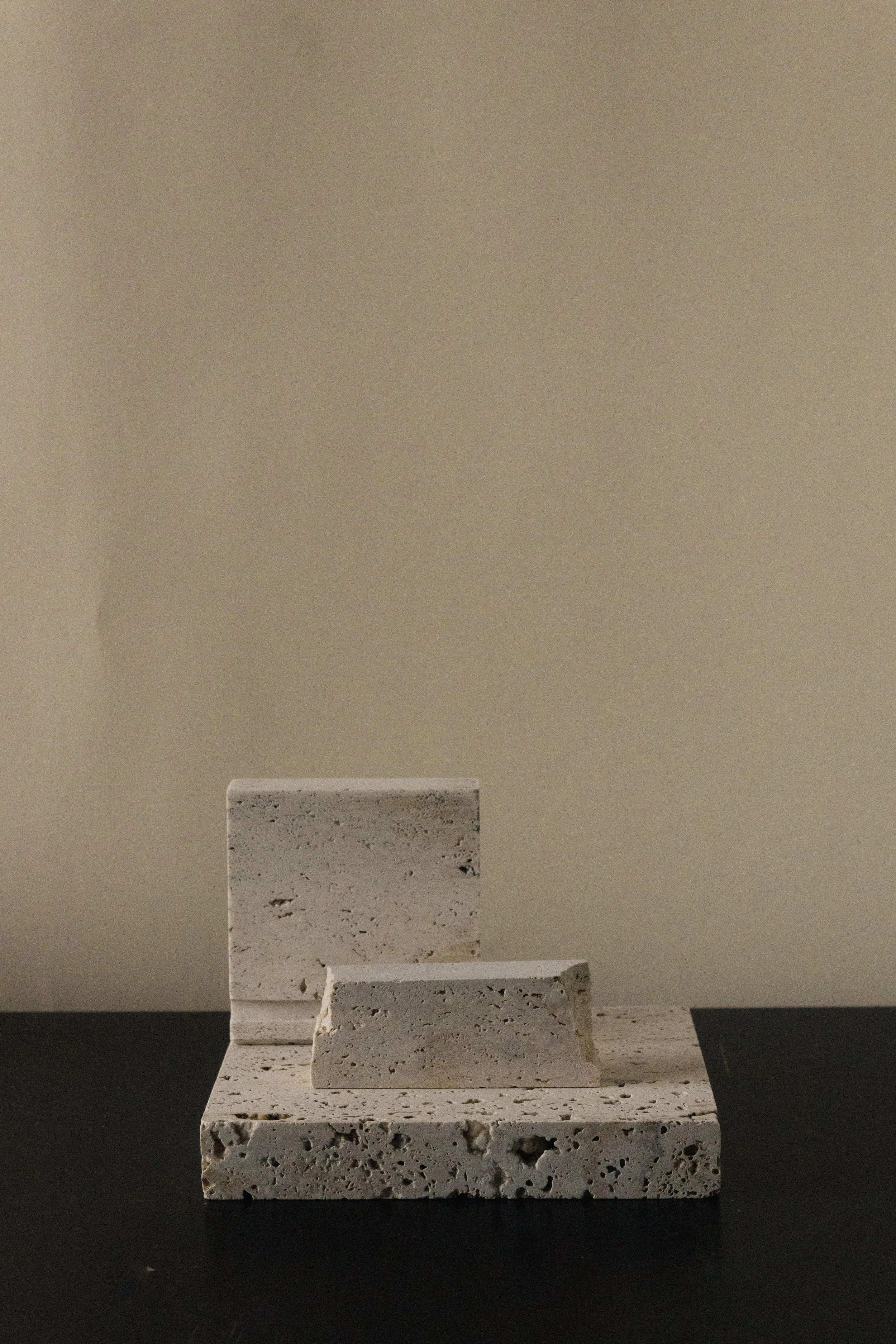 coseincorso_monument_bookstand_2_travertine_2.jpg