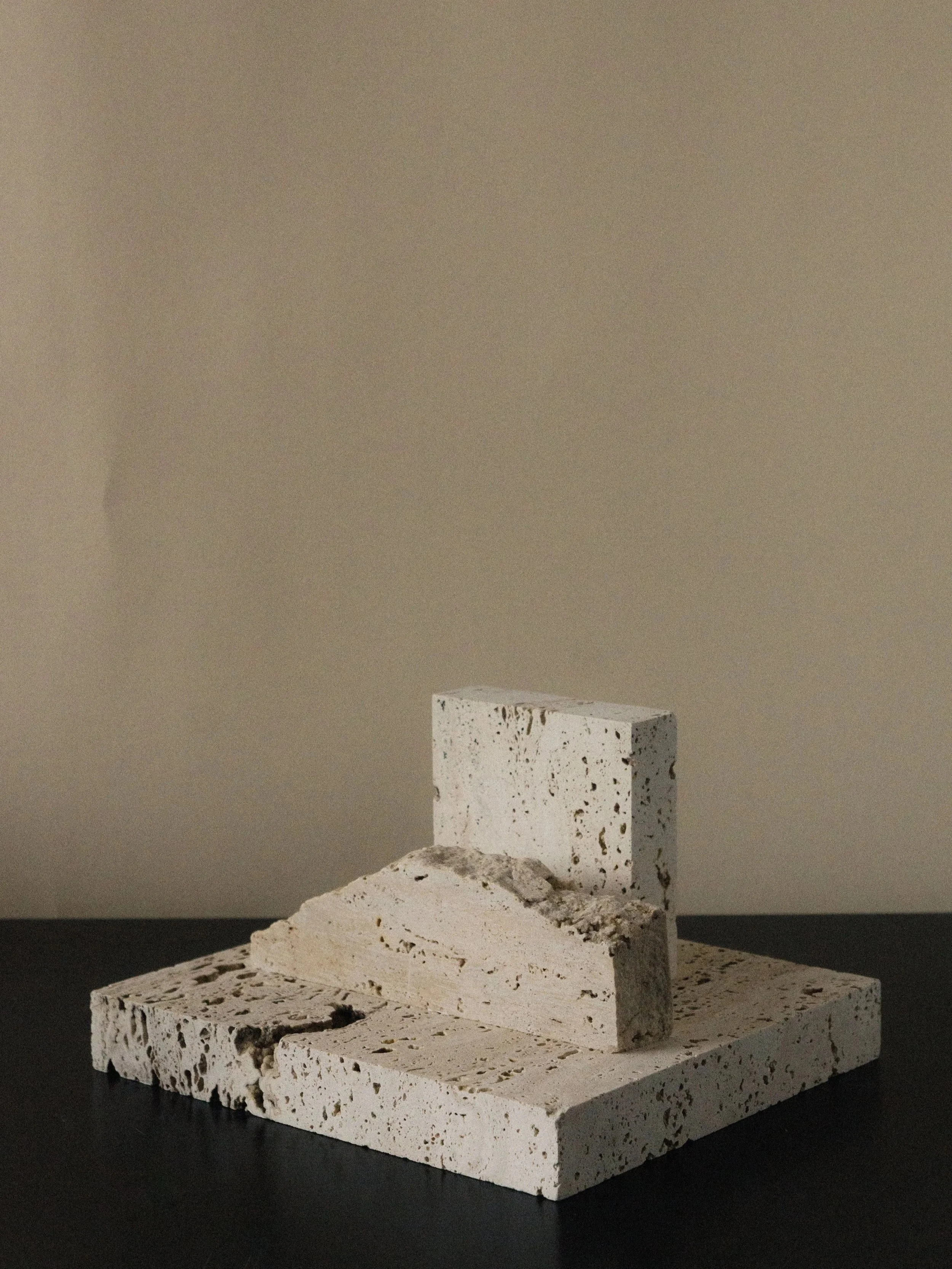 coseincorso_monument_bookstand_3_travertine_2.jpg