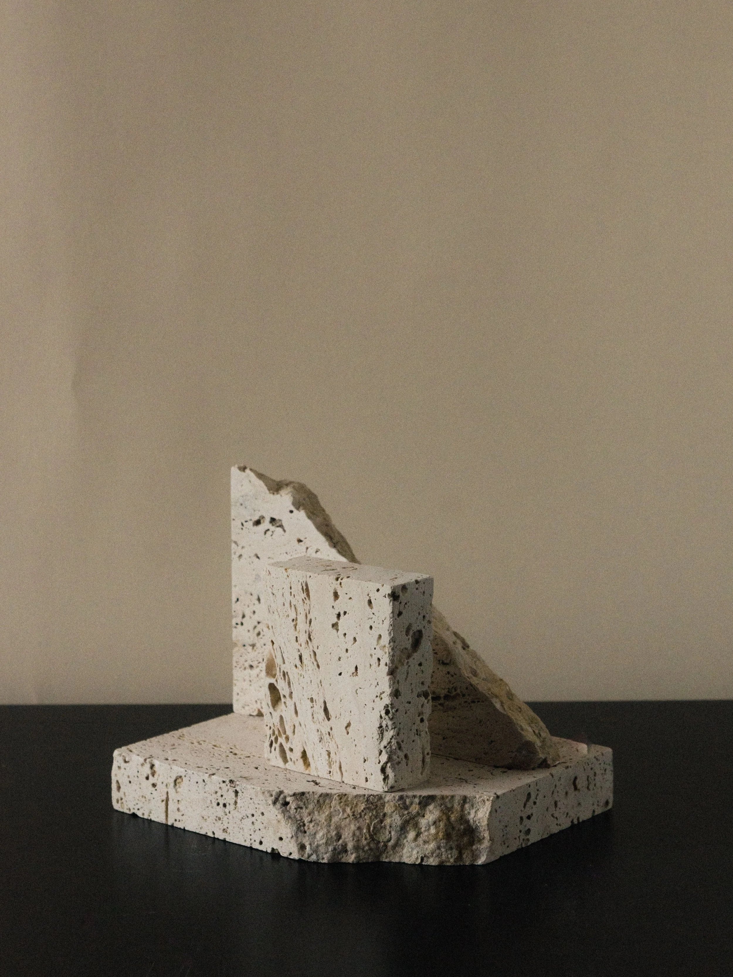 coseincorso_monument_bookstand_1_travertine_3.jpg