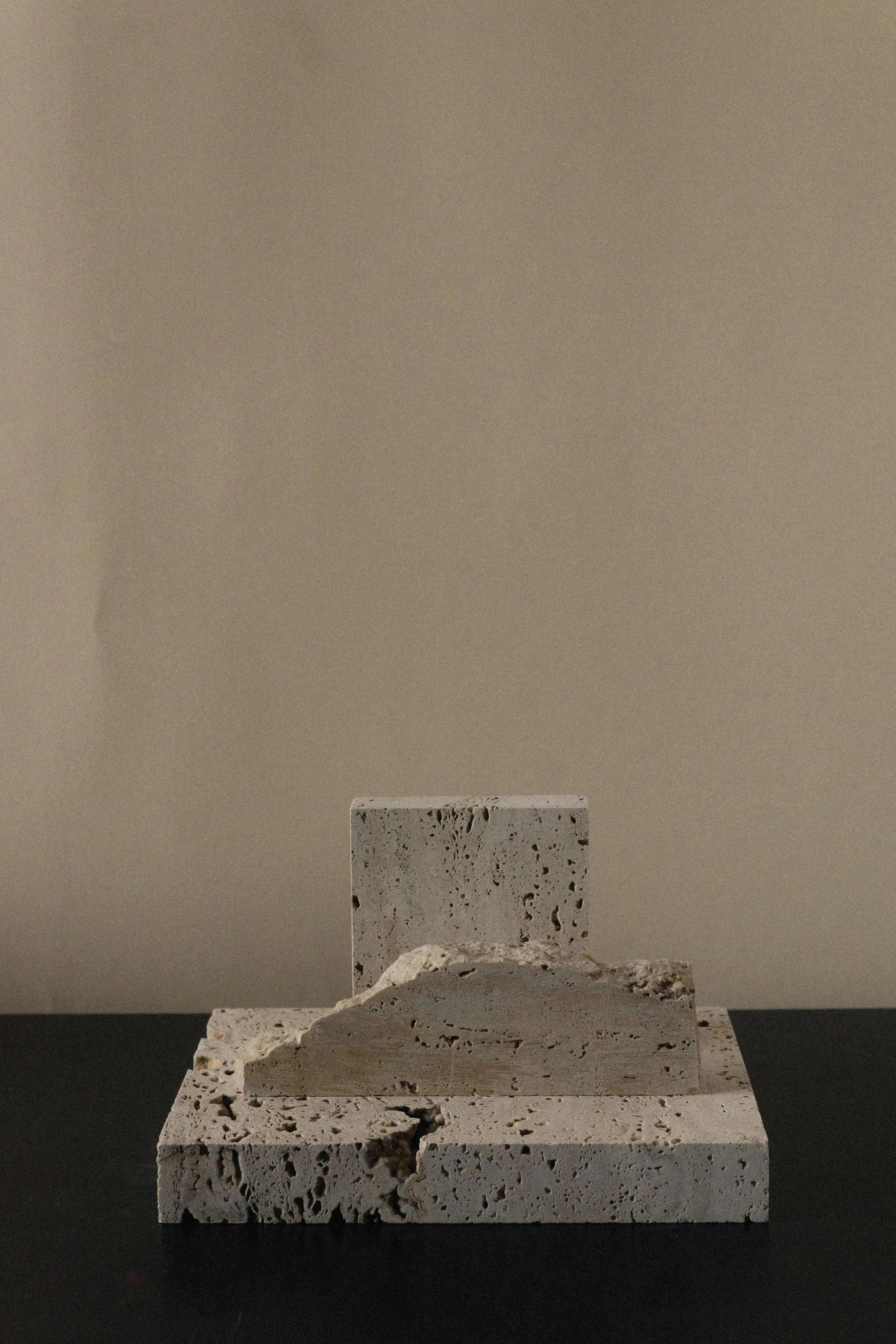 coseincorso_monument_bookstand_3_travertine_1.jpg