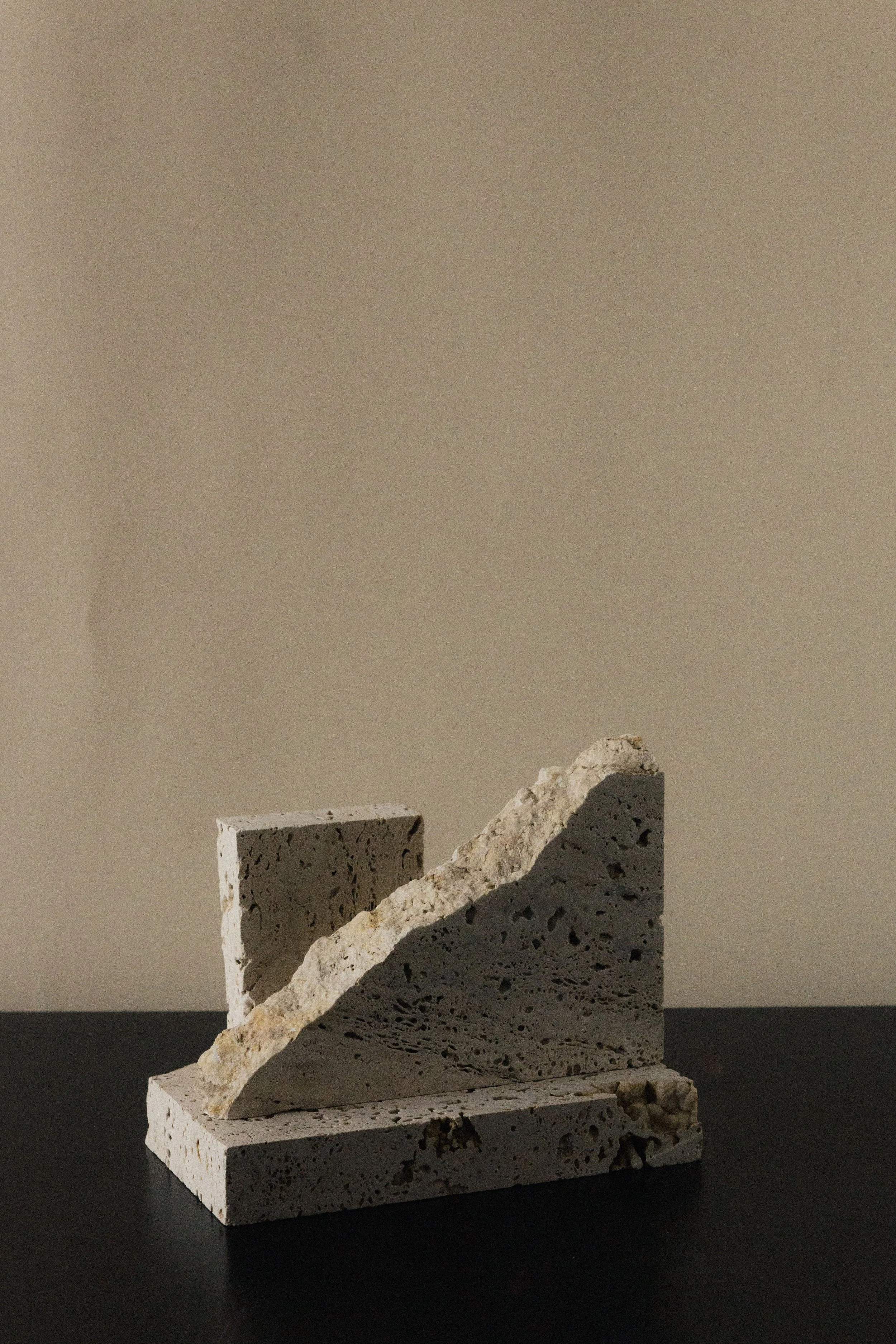 coseincorso_monument_bookstand_1_travertine_5.jpg