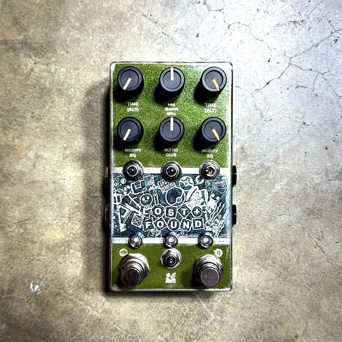 I&rsquo;ve never acid-etched a @chasebliss pedal yet so I thought I&rsquo;d go ahead and change that with my own Lost&amp;Found and change a few things by adding a few easter eggs and things I&rsquo;m all about. 
A few to name off:
&bull; @dirgeelect