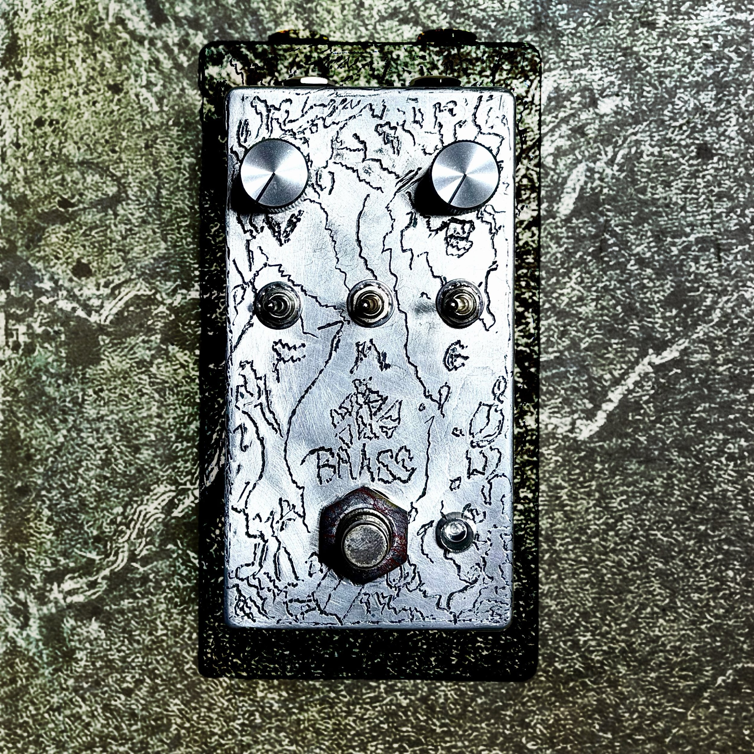 Felt a little unhinged yesterday so I made this one-off BRASS.
What&rsquo;s different besides look? Dirtier preamp sound and drive/fuzz side more sporadic octaves like the original Trigonaut.