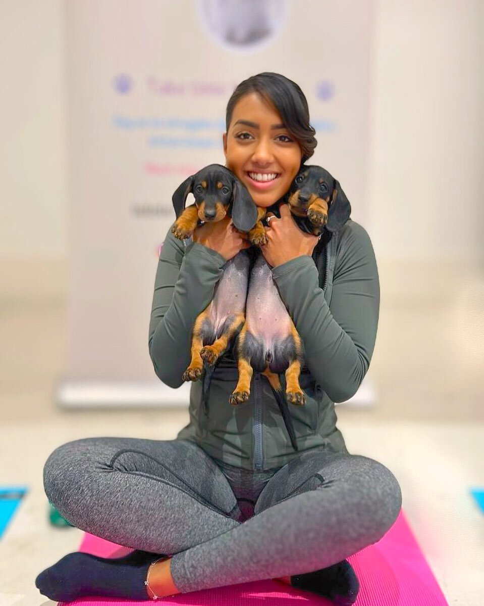 Things are heating up this week at Paw Pal Yoga 🔥 Love island winner @sanamiee &amp; our puppers Pup-tart &amp; Sir-Barks-A-Lot are a match made in heaven 🐶❤️
.
.
.
.
.
.
.
.
.
.
#pawpalyoga 
#puppyogalondon #puppyyoga #thingstodoinlondon #minidach