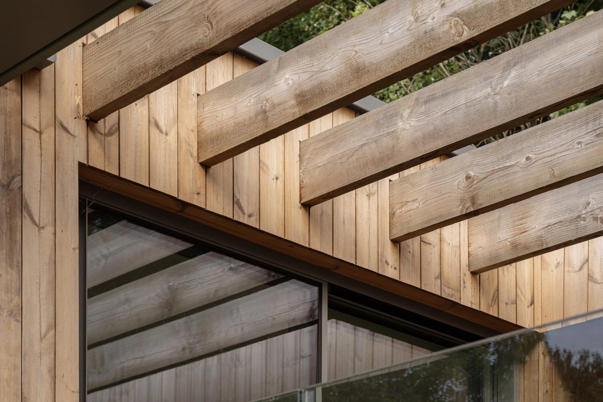 Timber pergola encloses balcony space