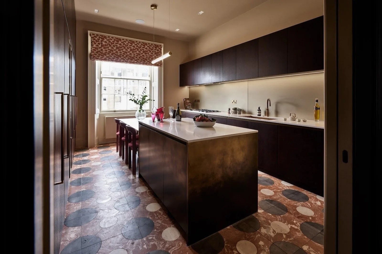 For this kitchen, the challenge was to maximise storage without losing the clean, contemporary feel. Working alongside @cardencunietti, we created storage solutions that blended seamlessly into the home - designing around the original window architra