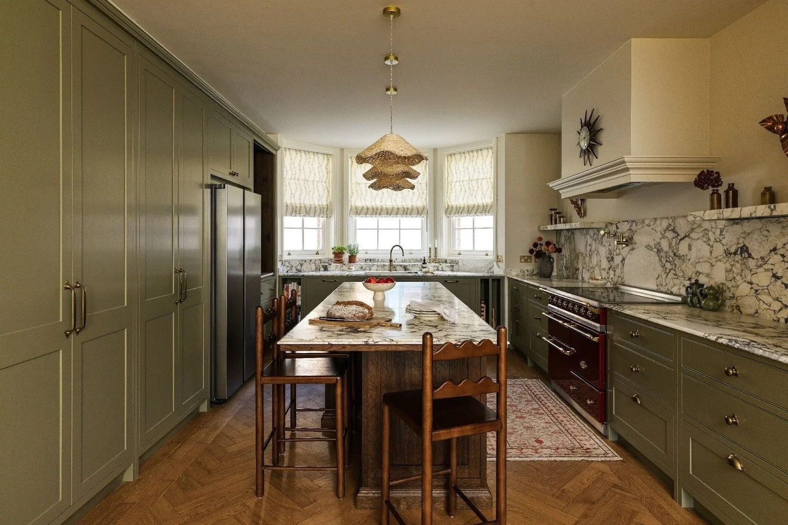 Every part of this kitchen was planned to make daily life a little easier and a lot more enjoyable. Tall cabinets hide the clutter, internal drawers and racks keep everything organised, and oak pegboards hold plates and cookware within easy reach. Th