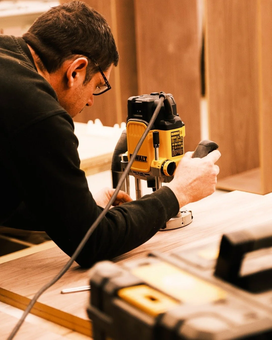 There&rsquo;s a real buzz in the workshop at the moment - tools humming, hands busy, and everyone quietly focused on getting the final details just right. 

@dommpalmer 📸

#qualitycraftsmanship #customfurniture #interiordesign #thoughtfuldetails #wo